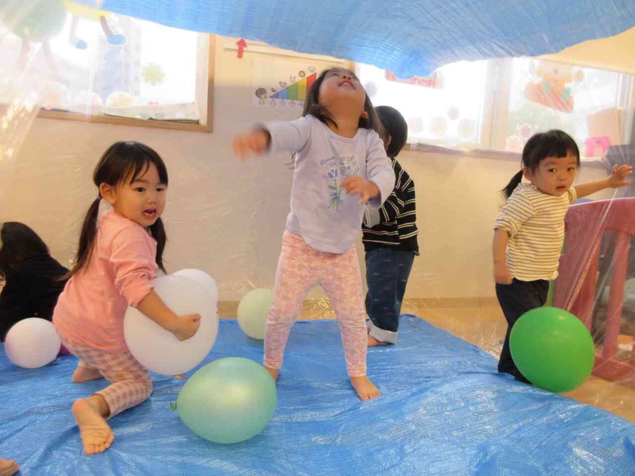バルーンハウス遊びの様子