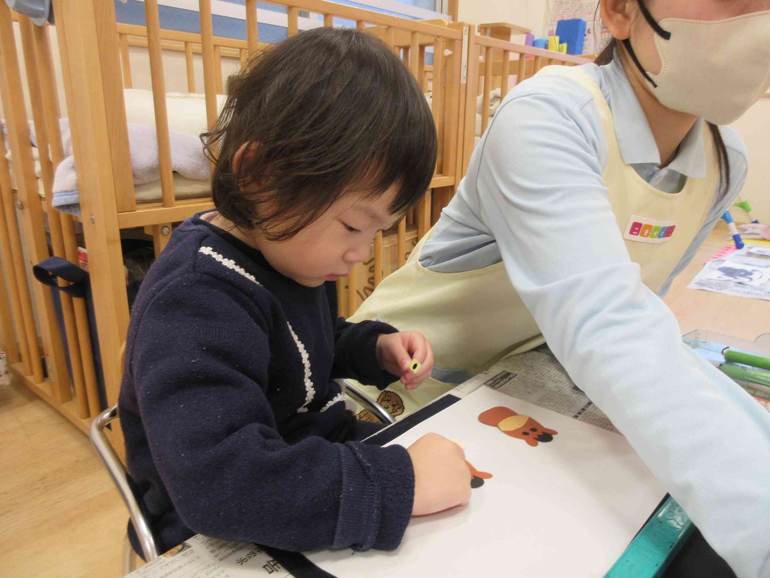 お馬さんの目玉をペッタンコ♩