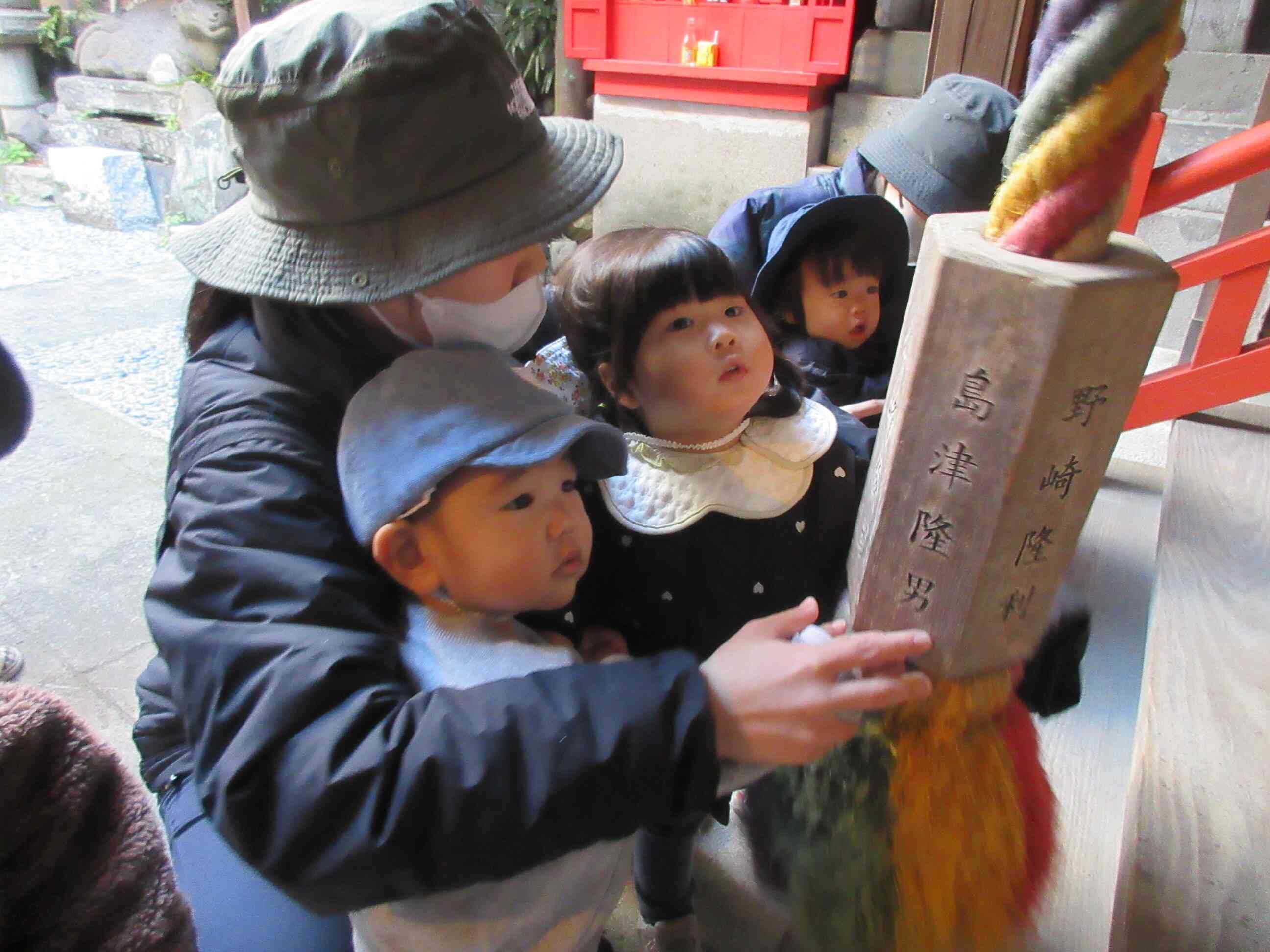 先生と一緒にお参りしようね♡