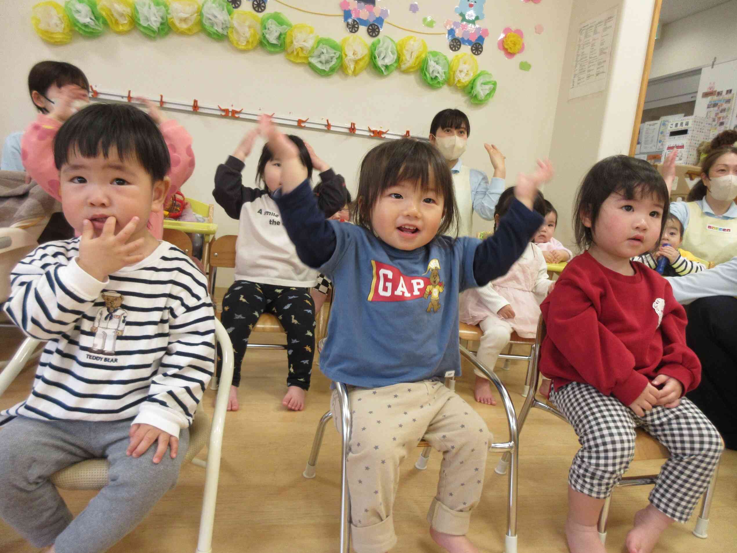 せんせいとおともだちを歌いました♬