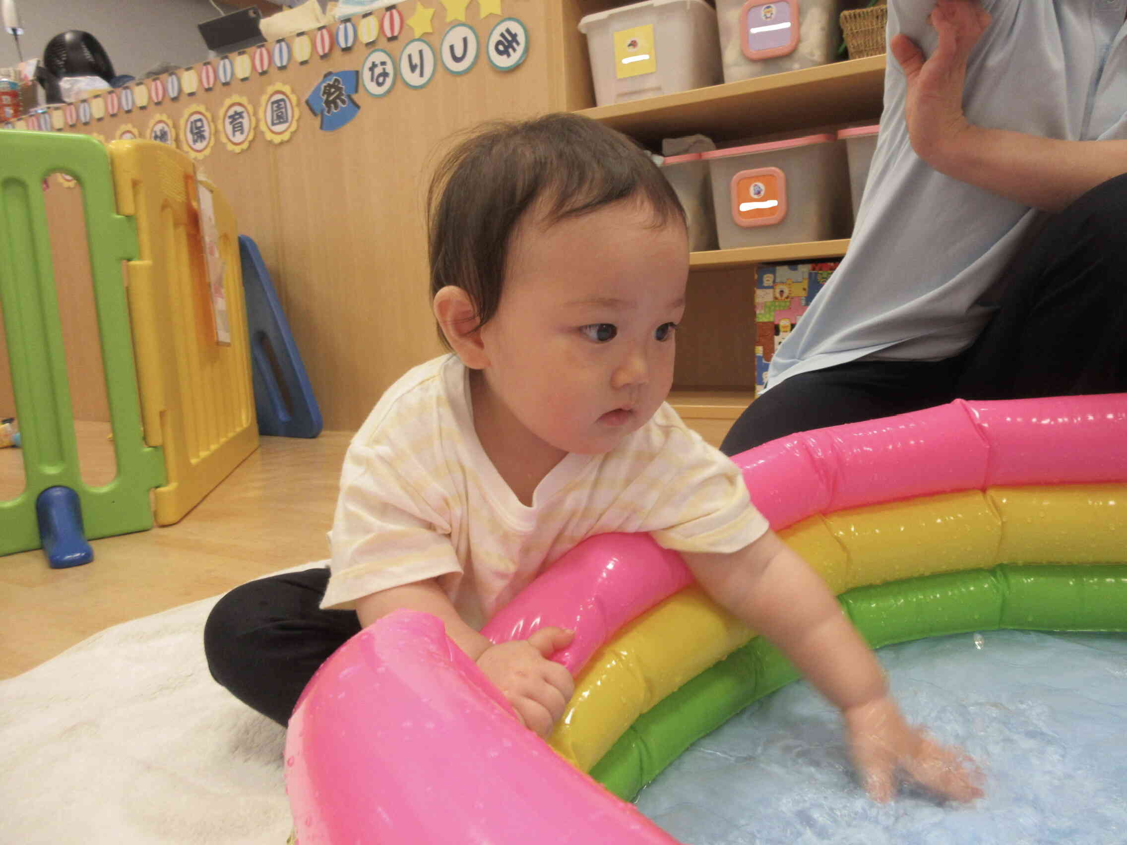 ひよこ組(0歳児)さん水遊びの様子