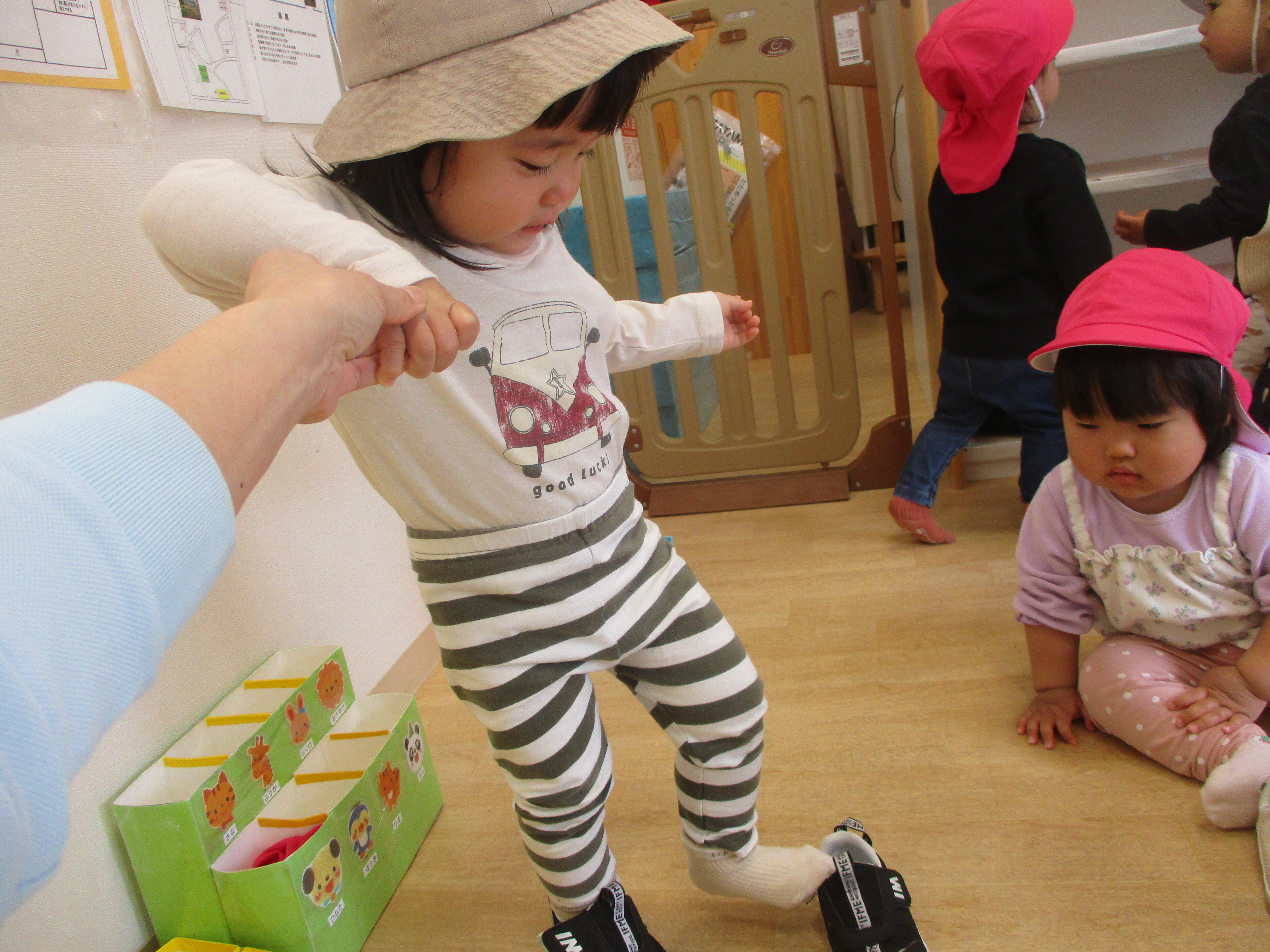 くつばこからくつをもってきて、自分ではいちゃうよ