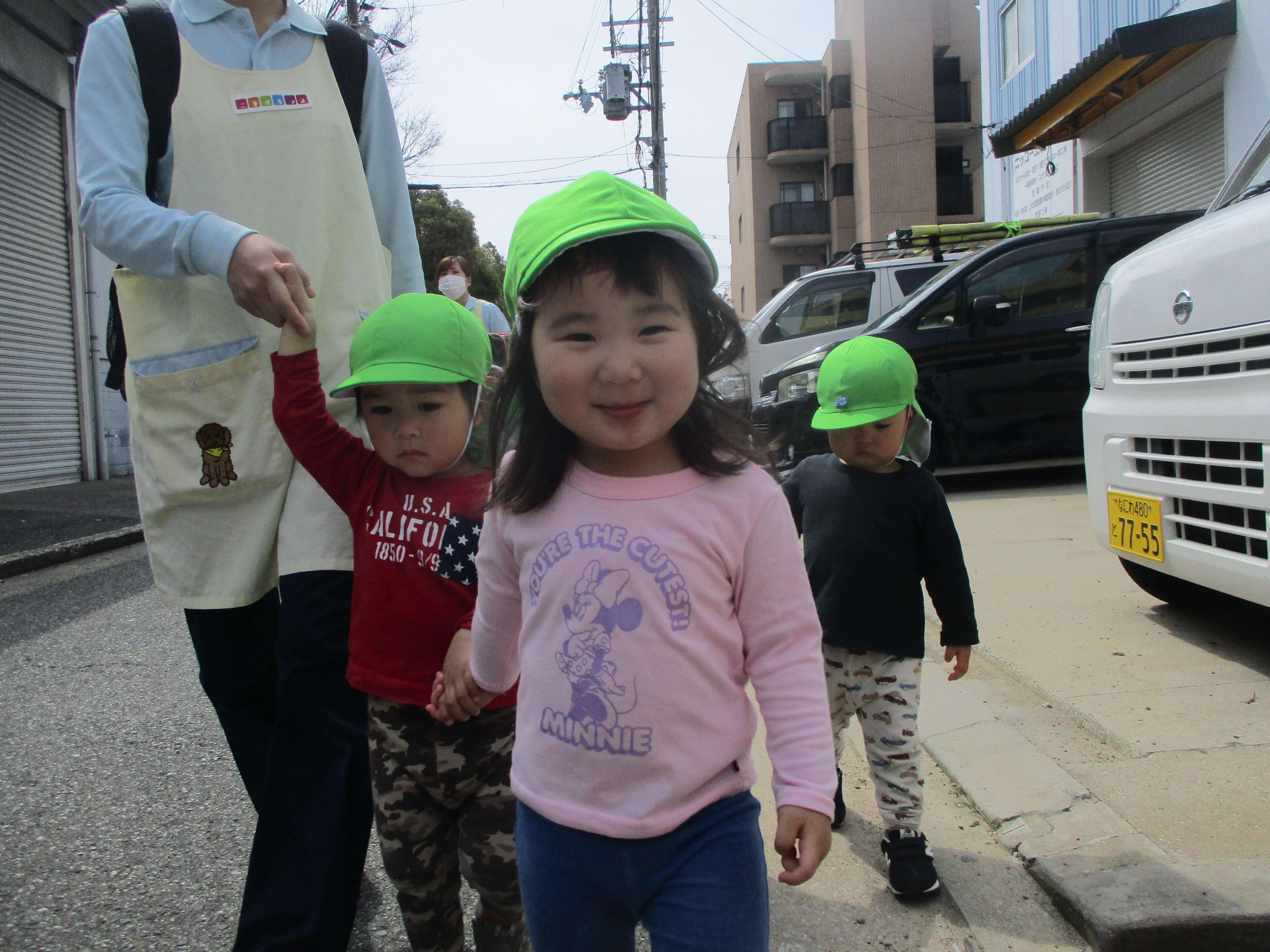 おさんぽの帰り道・・給食なにかな～たのしみ！！