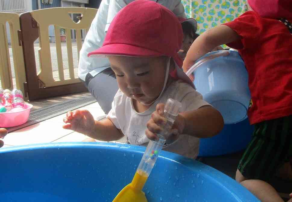 スコップを使ってお水をすくうよ～