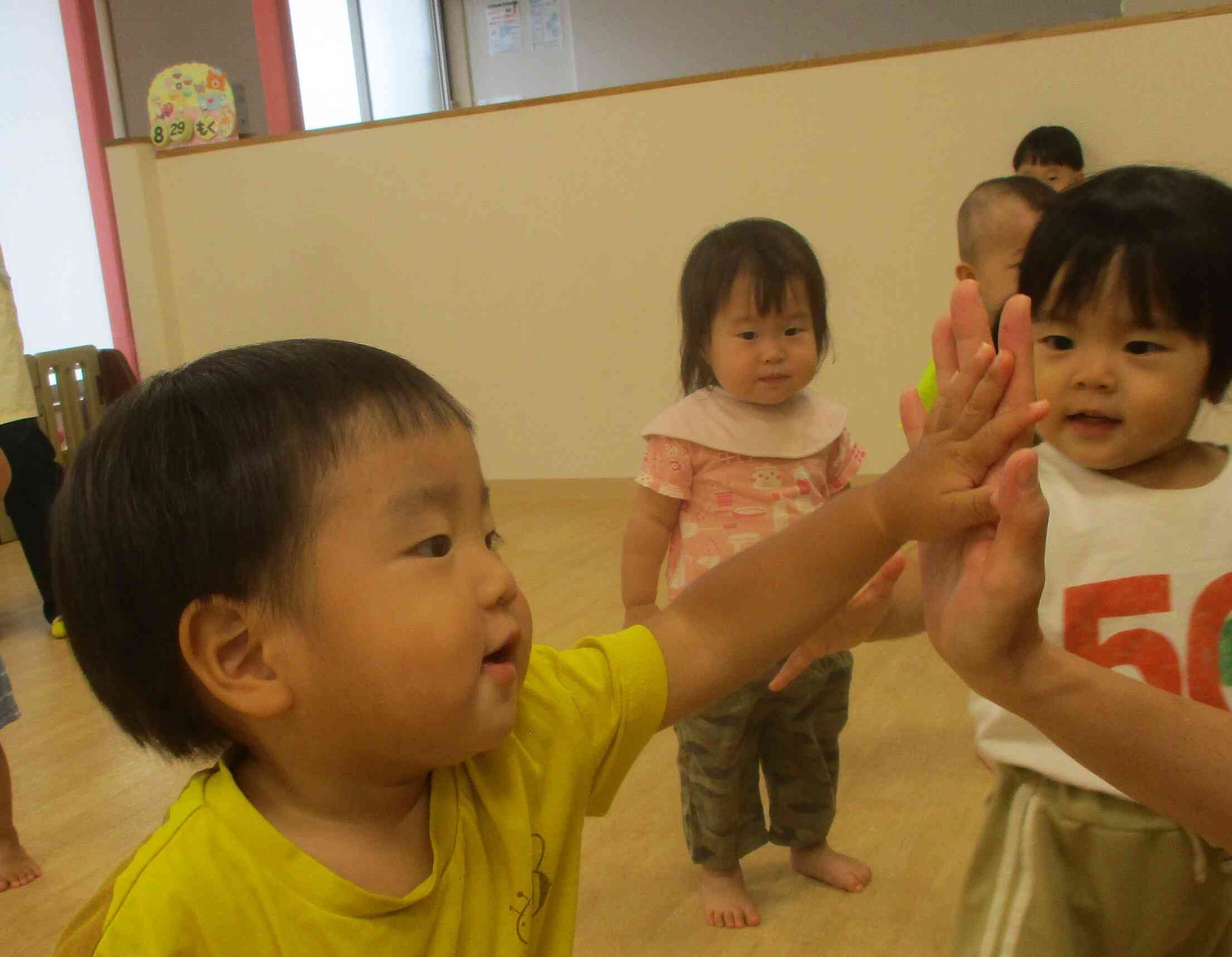 英語の先生とバイバイのハイタッチ☆