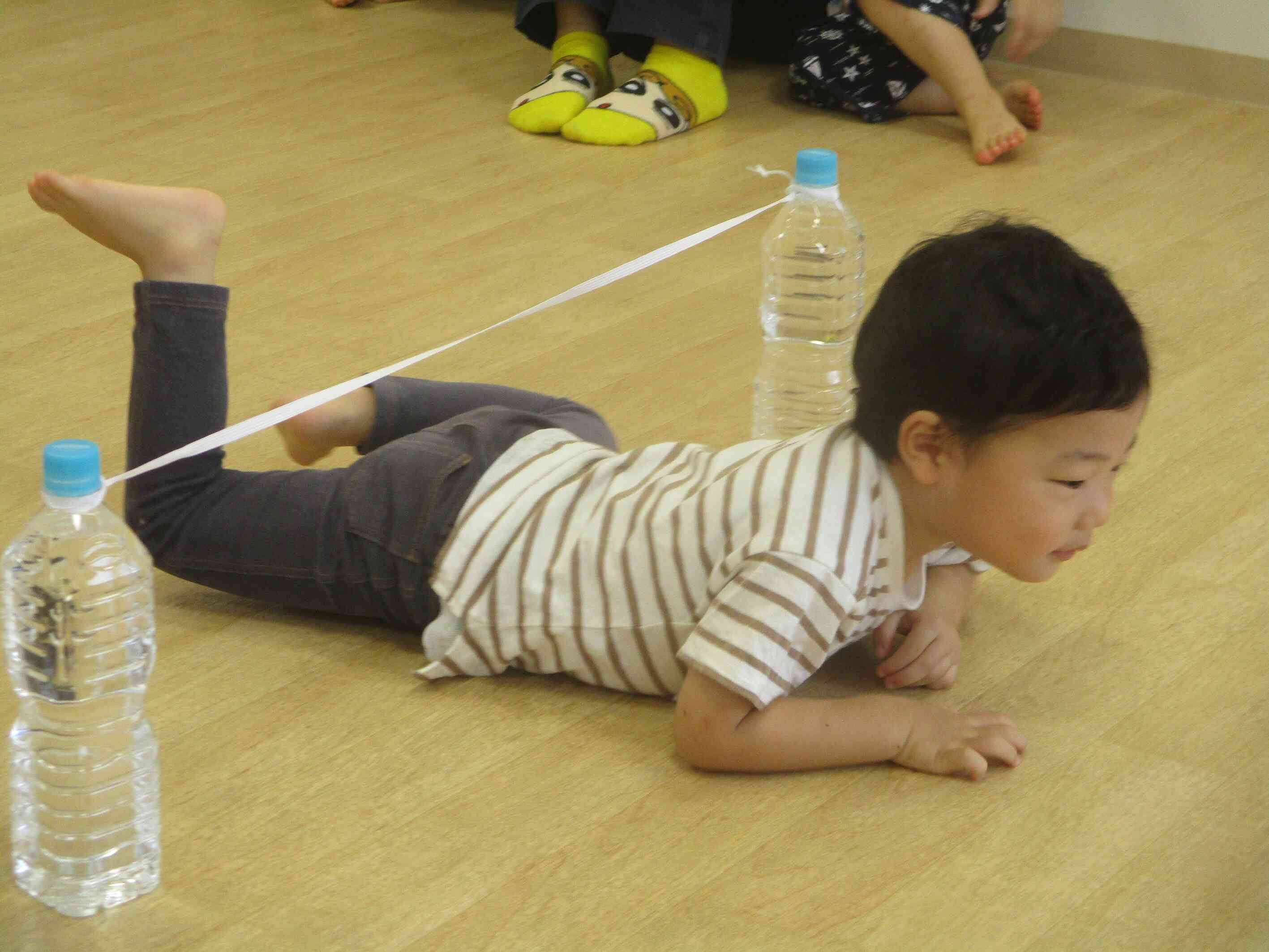 ほふく前進でくぐるよ！