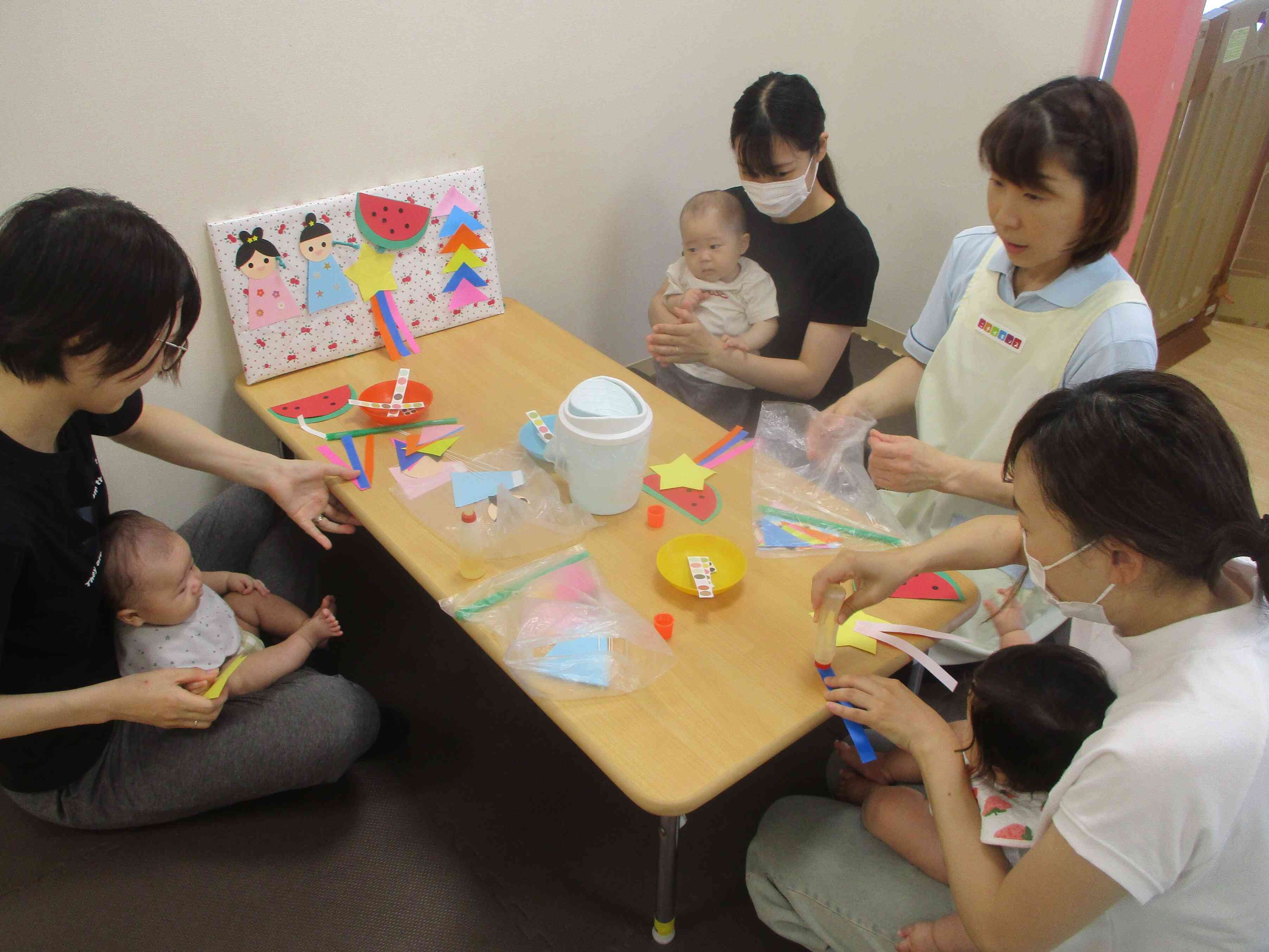 子育てひろばでは七夕の飾りを作りました