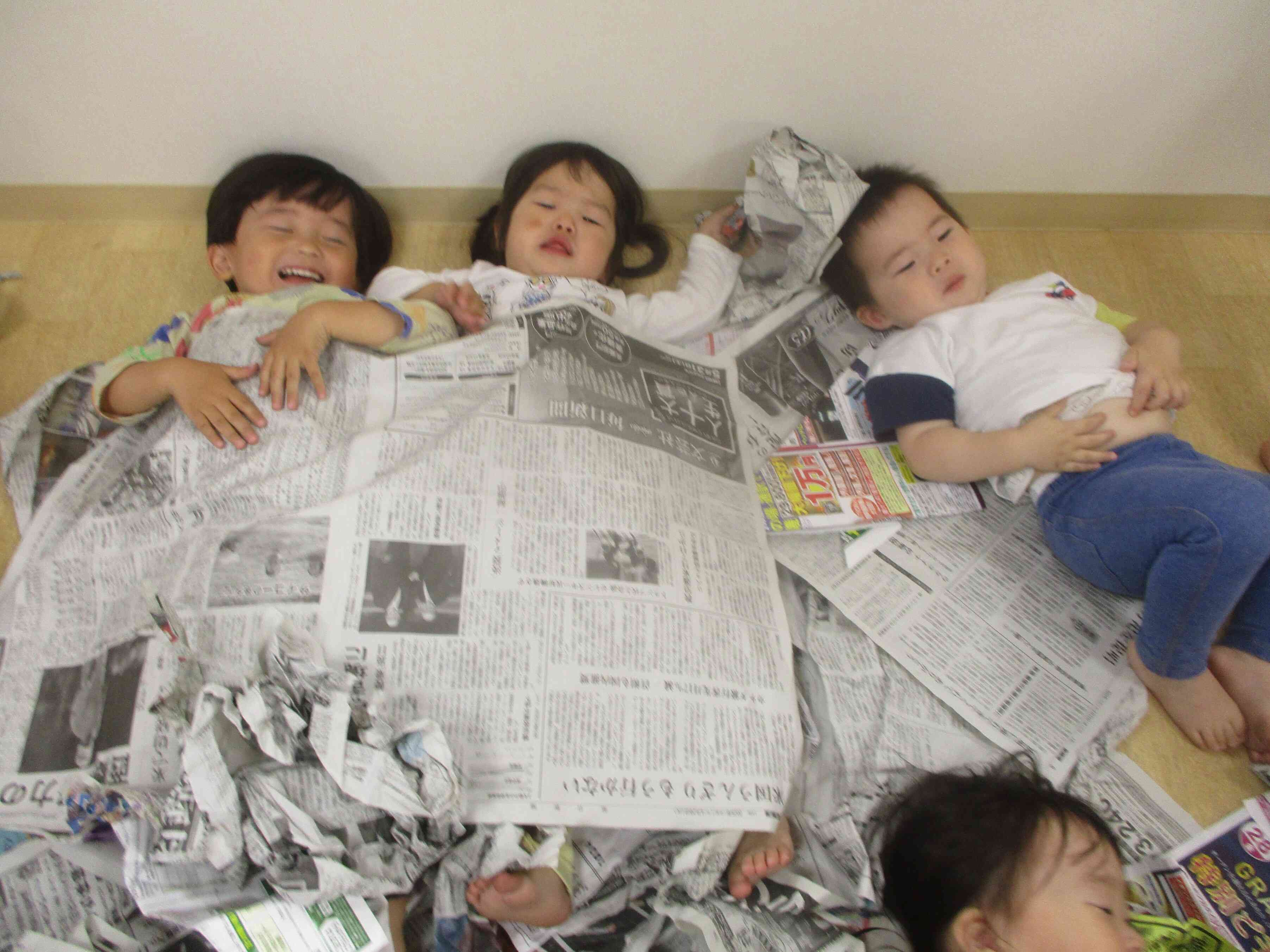 思いっきり新聞紙遊び！