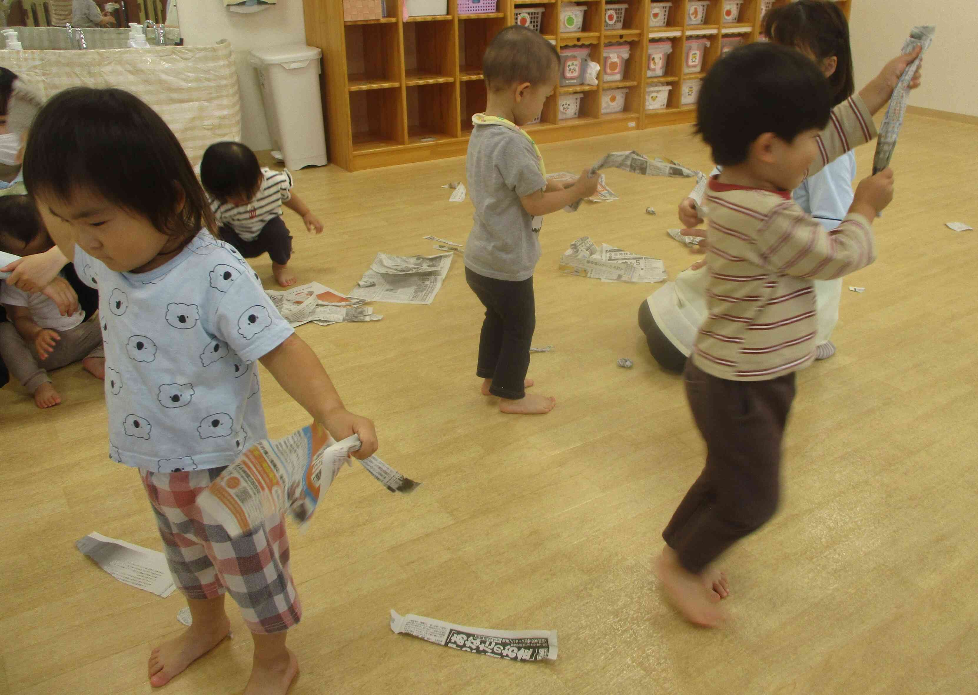 ビリビリ、新聞遊びもたのしかったよ。