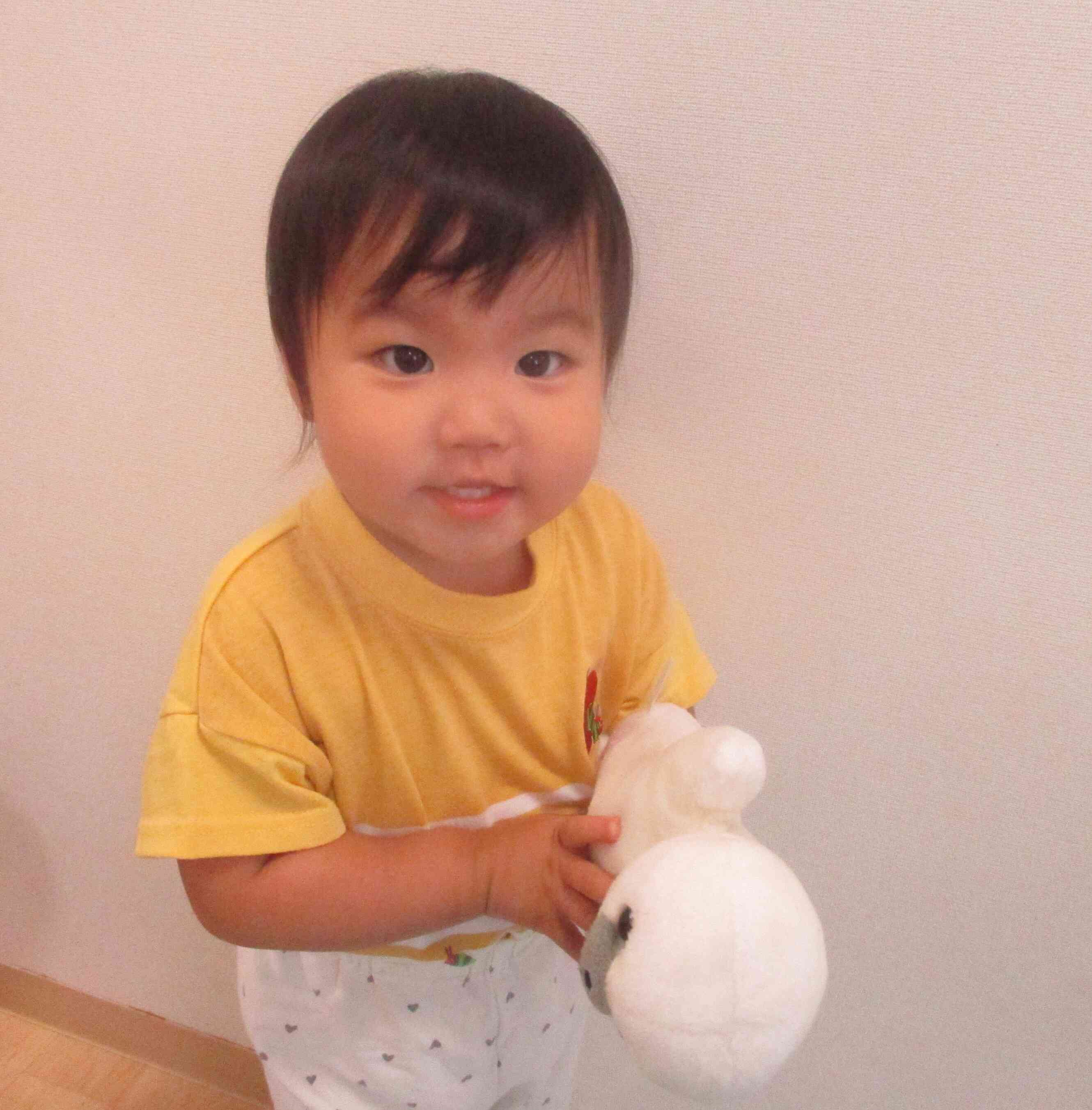 かわいいお人形さんと一緒にニコッと