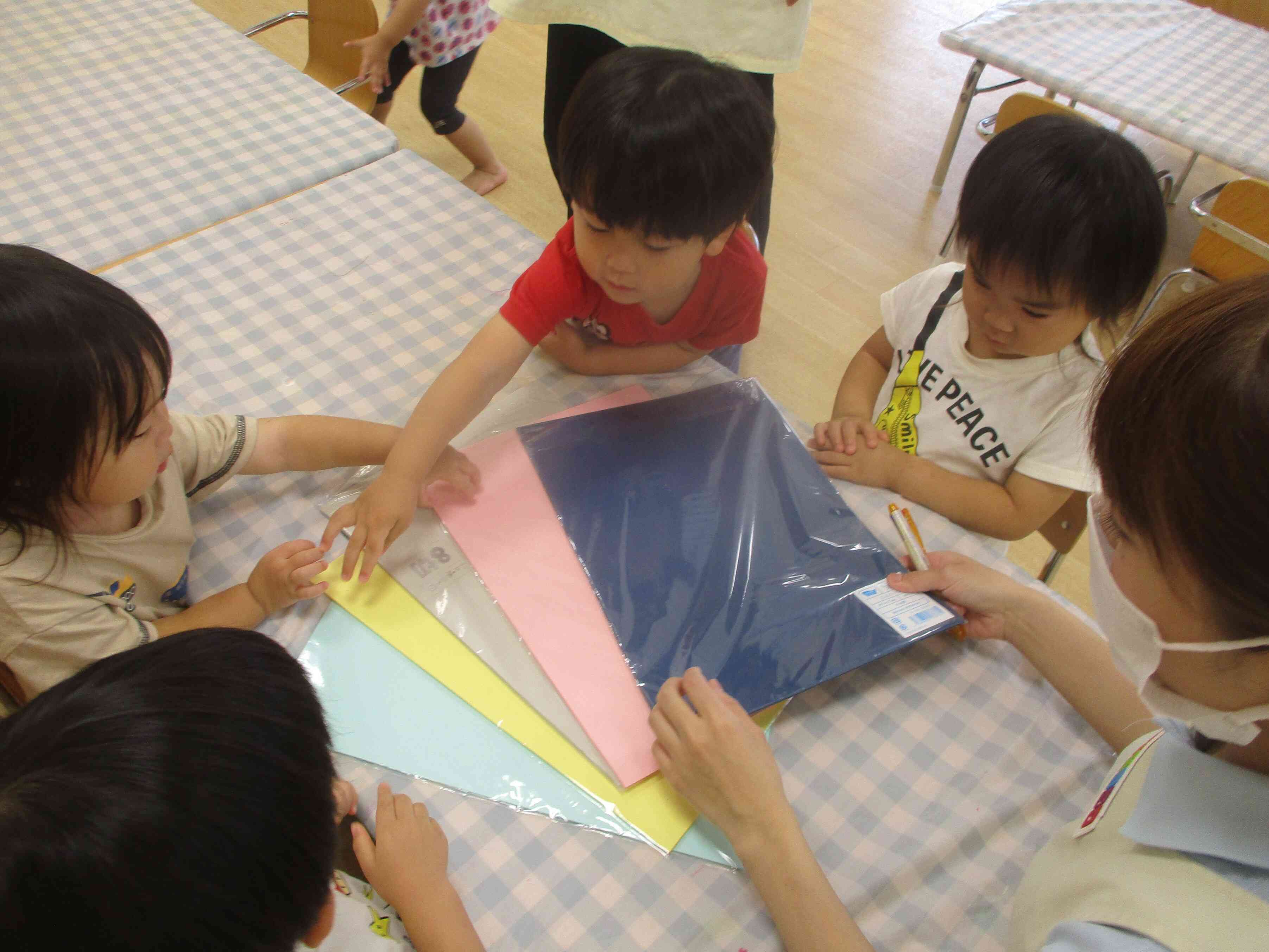 どの色の画用紙にしようかな～？