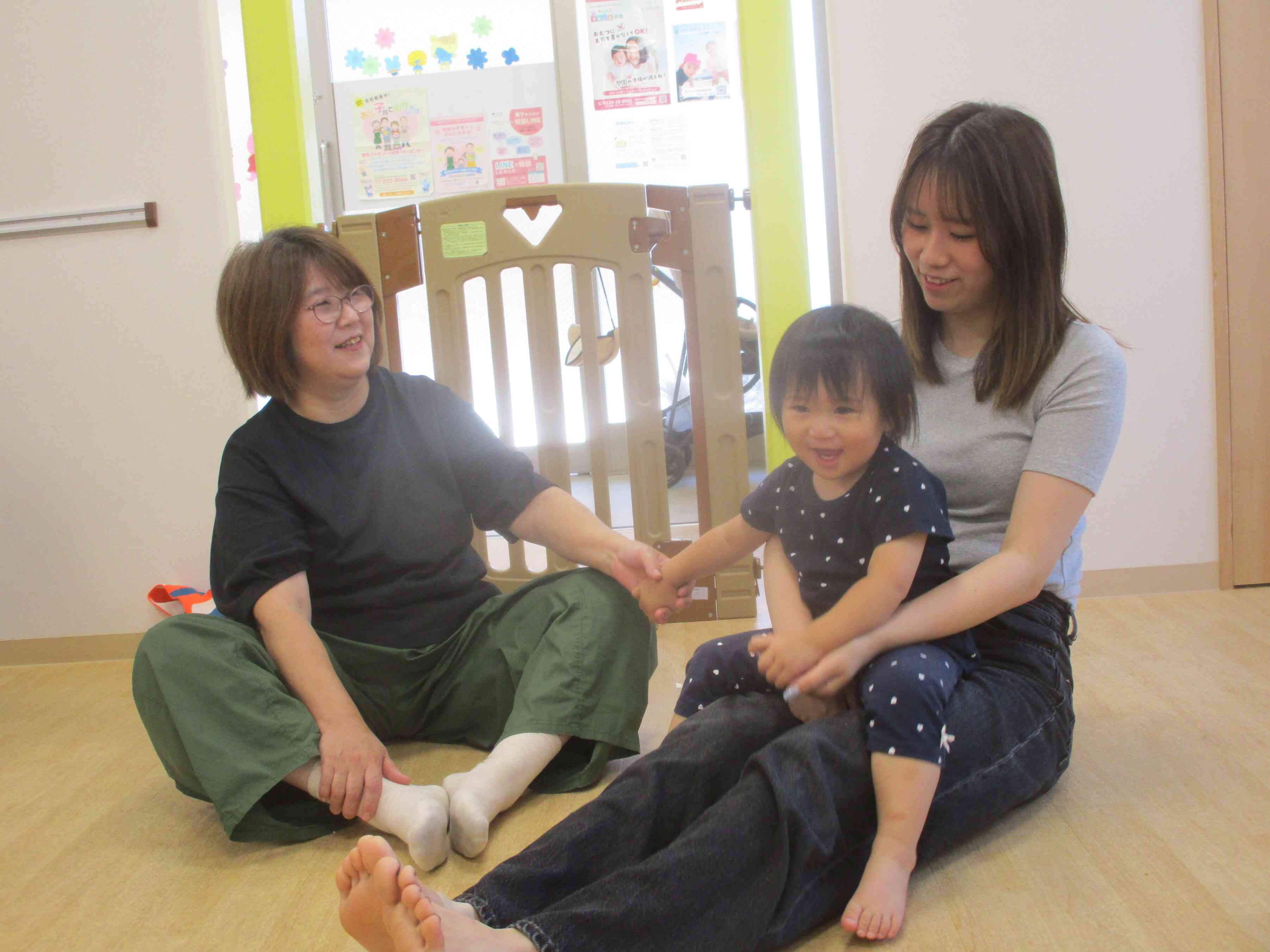 ままとおばあちゃんと一緒にバスに乗って出発～！