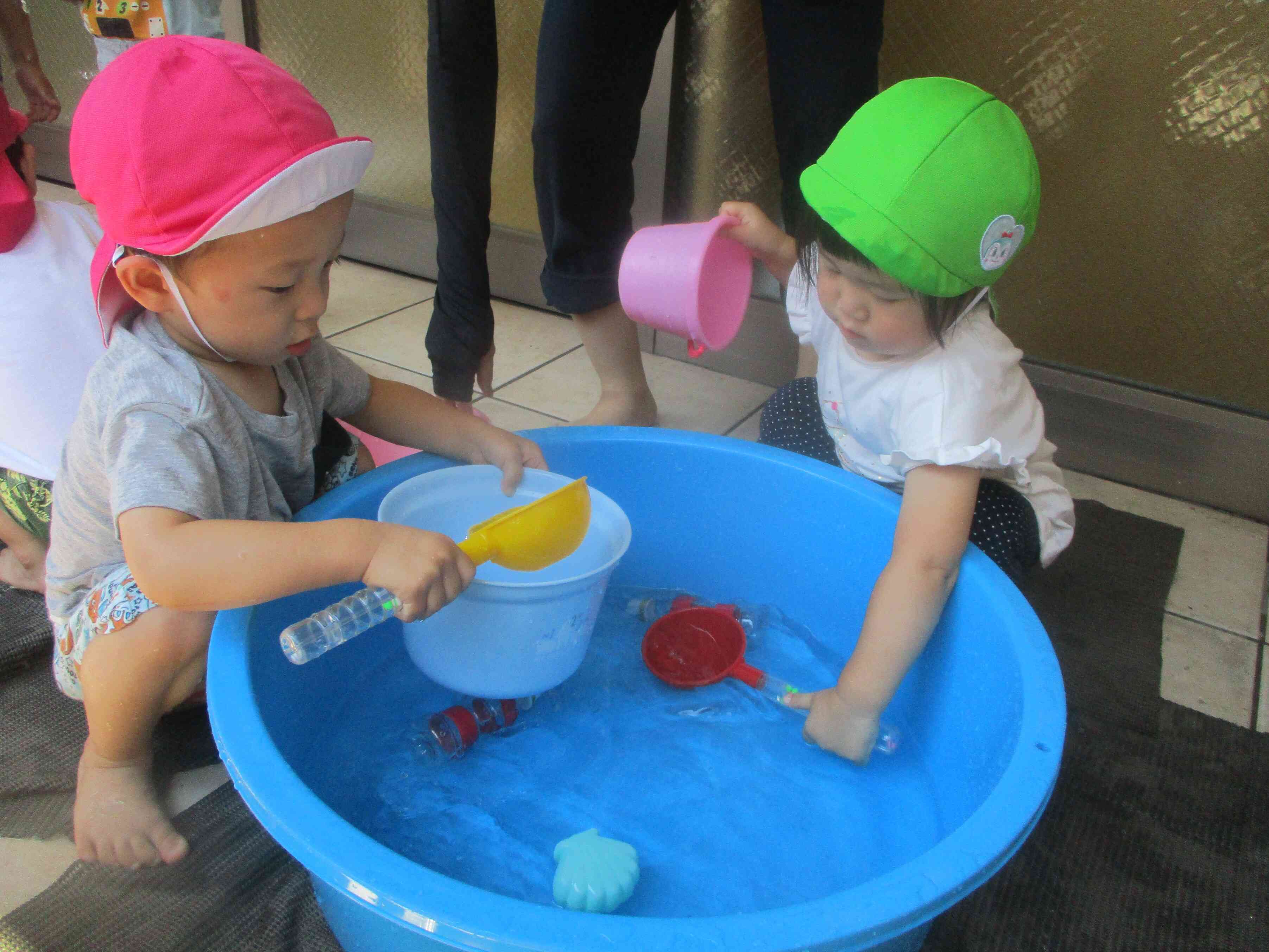 スコップでお水をいれたよ☆