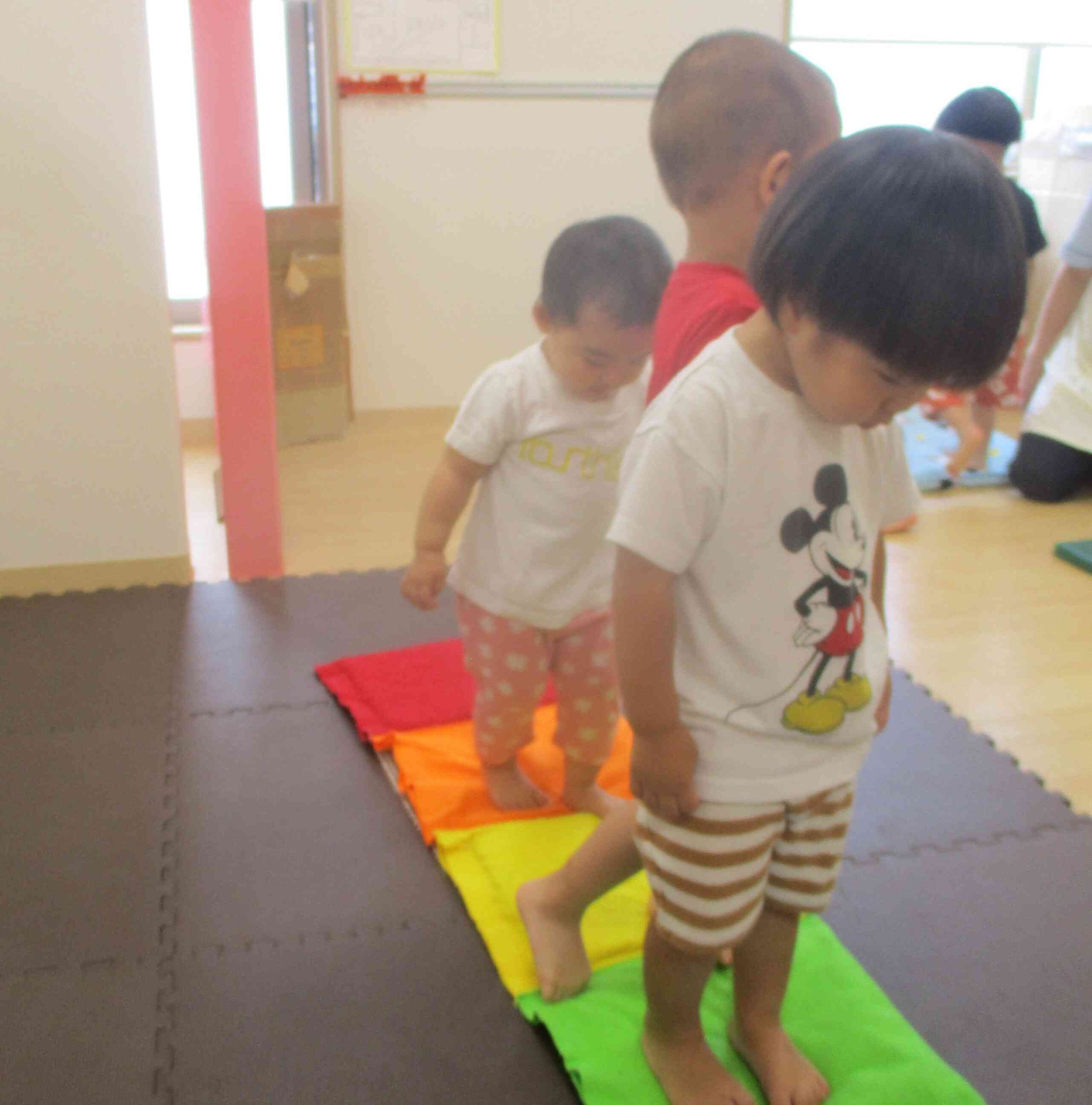 感触マット、歩いたよ。気持ちいいなぁ♪