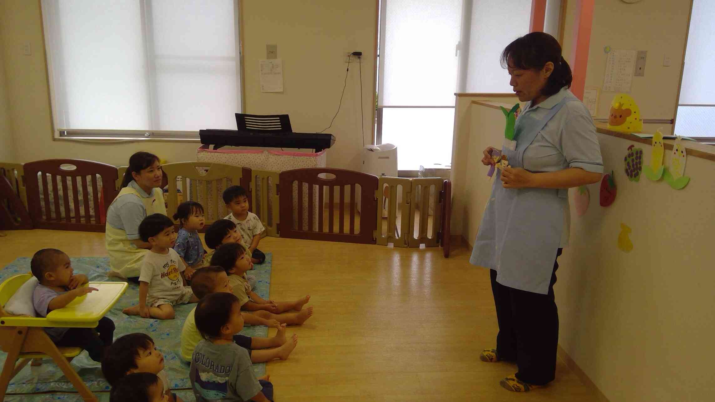 大きなカブをみんなで引っ張るよ～！「うんとこしょ、どっこいしょ」