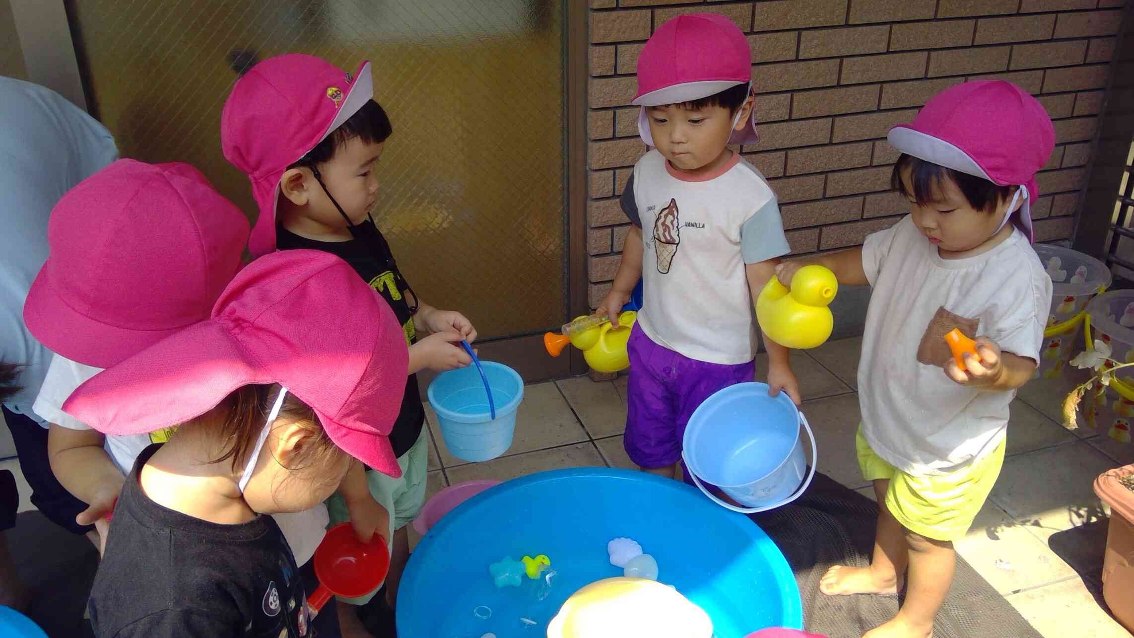 水をたくさん汲んできて～