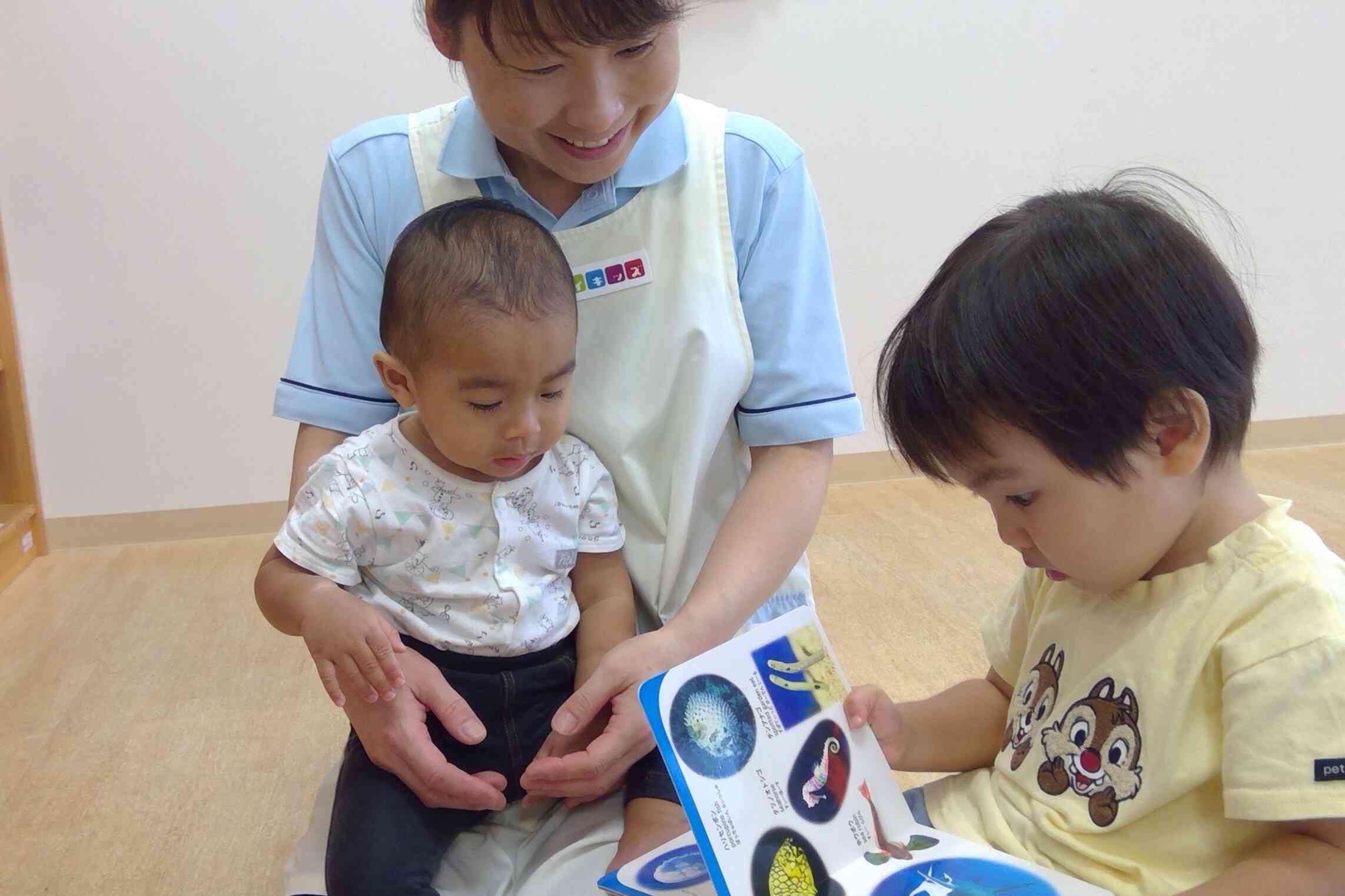 絵本タイムだよ！どんなお魚が載っているのかな～