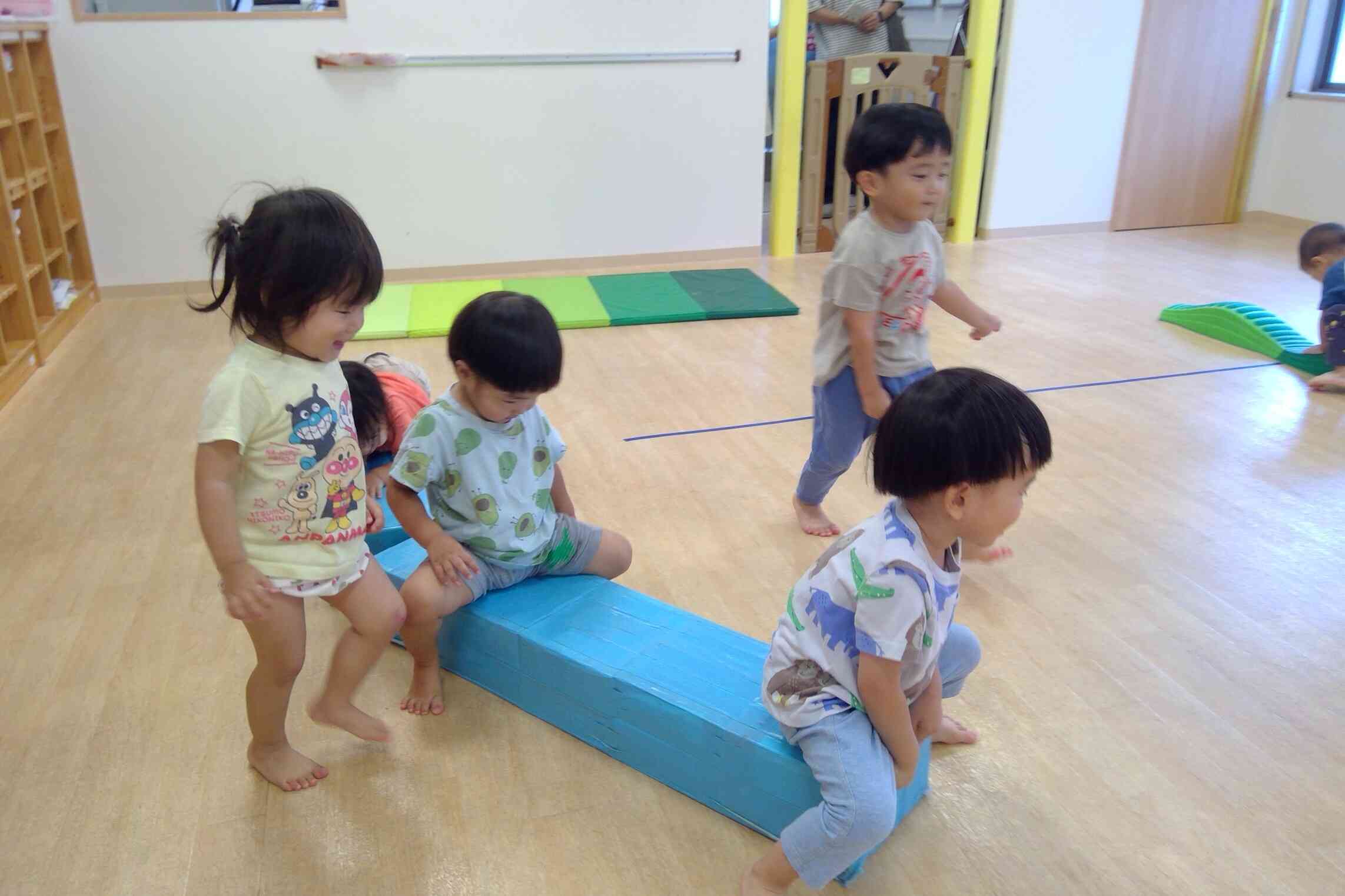一本橋を立って渡ったり座りながら渡って遊びました！