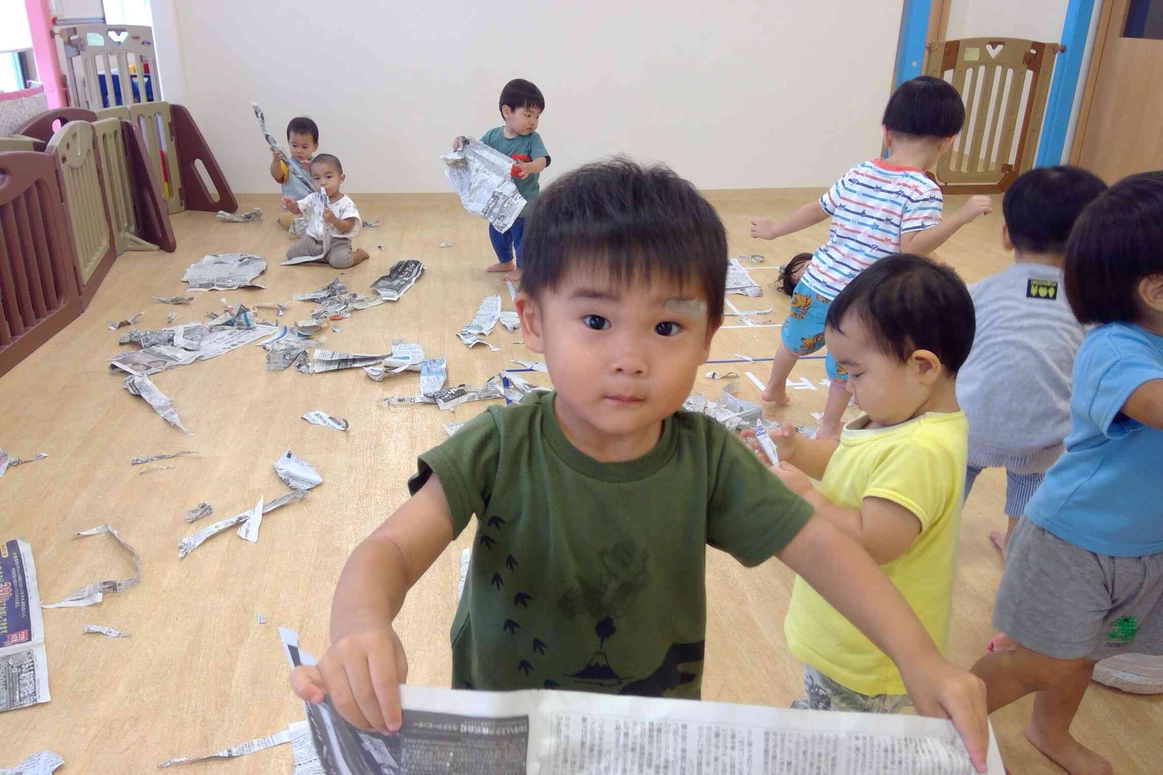 新聞紙でいないいないばあっ！したよ
