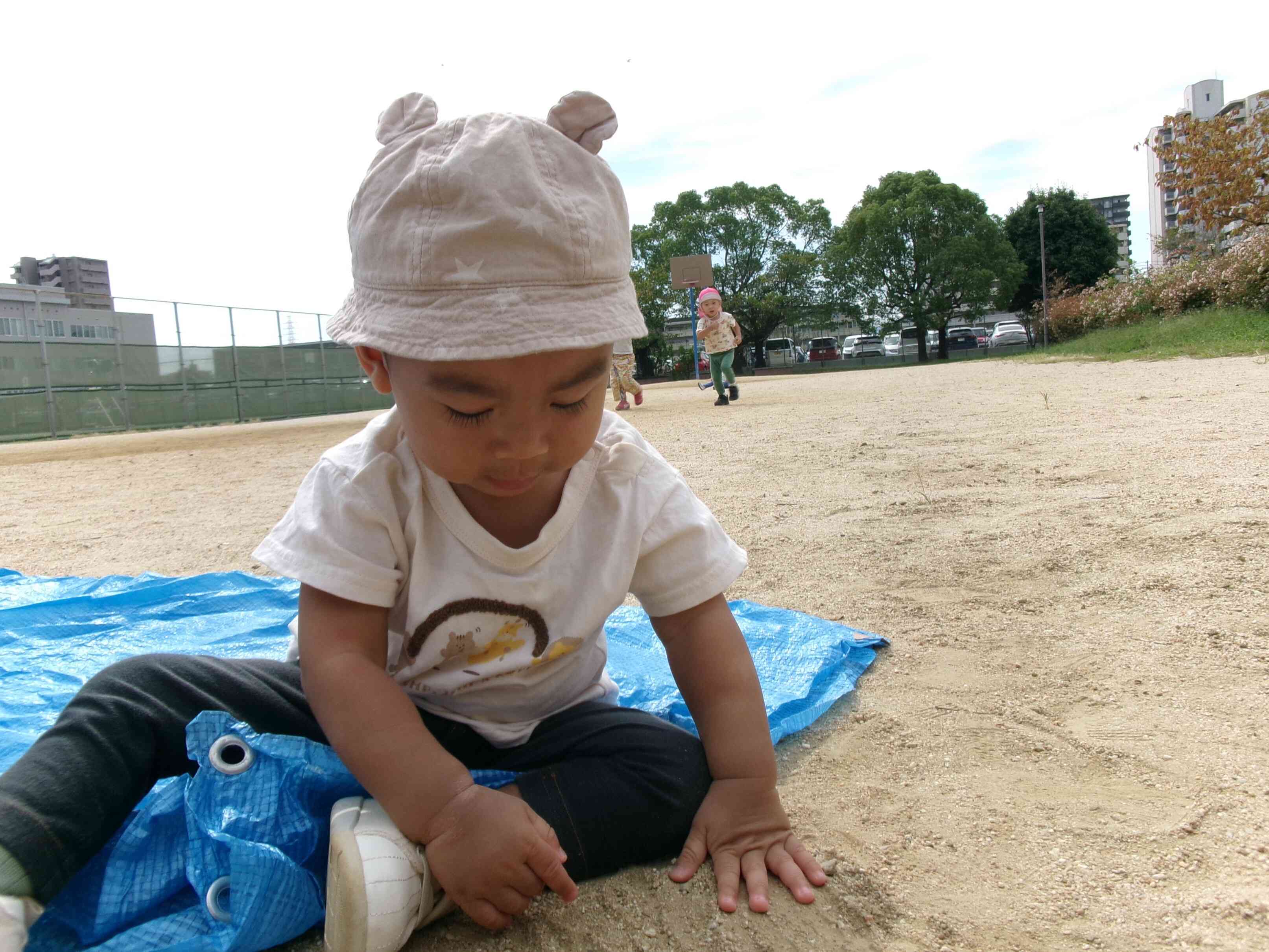 サラサラのすな、きもちいいね♪