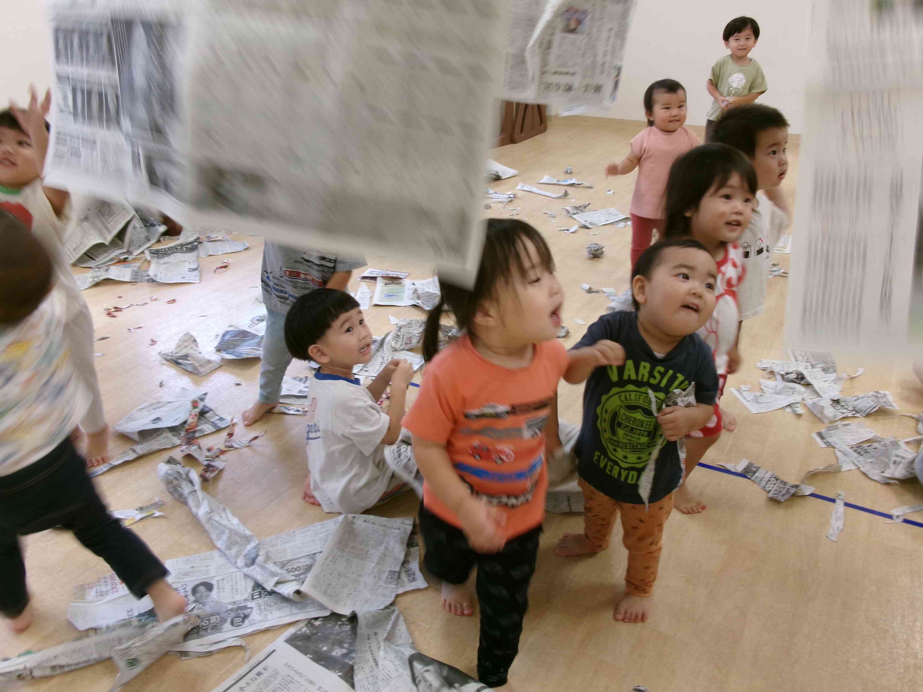 新聞紙であそんだよ♪