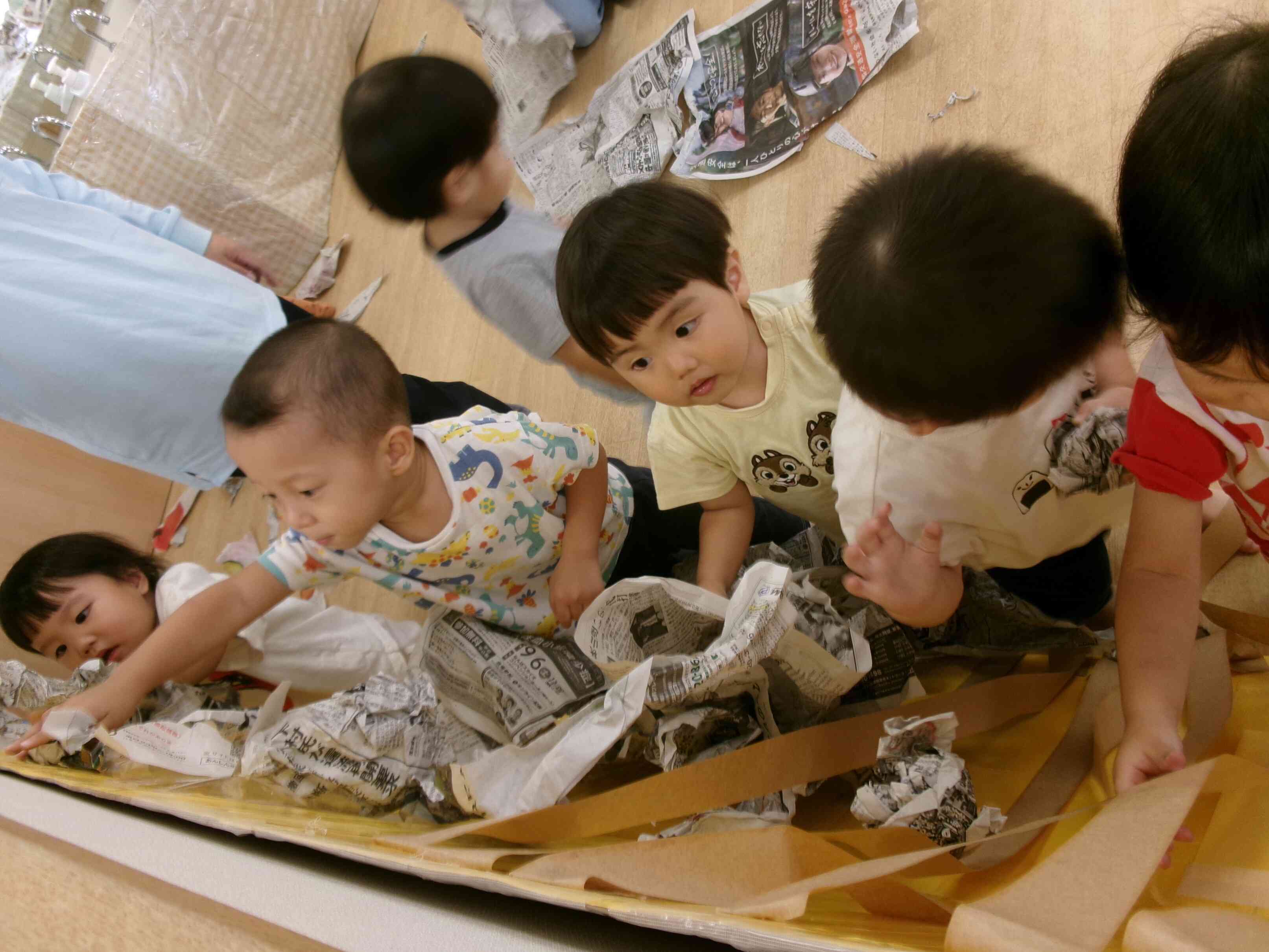 新聞紙をペタリ☆