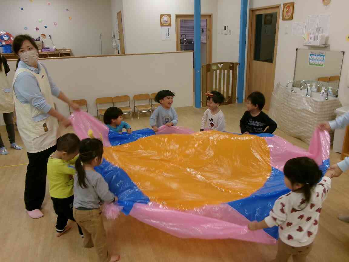 お母さん先生と一緒に遊んだよ