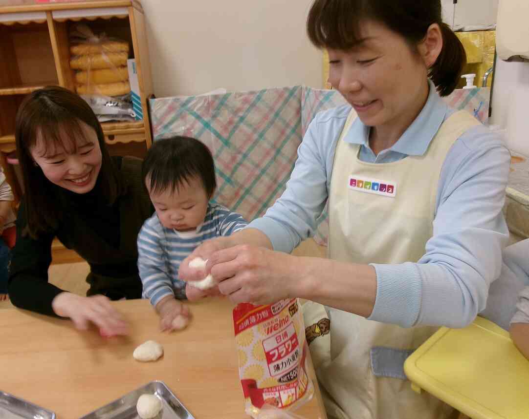 11月17日　小麦粉粘土あそび　柔らかくて気持ちいね〜！！