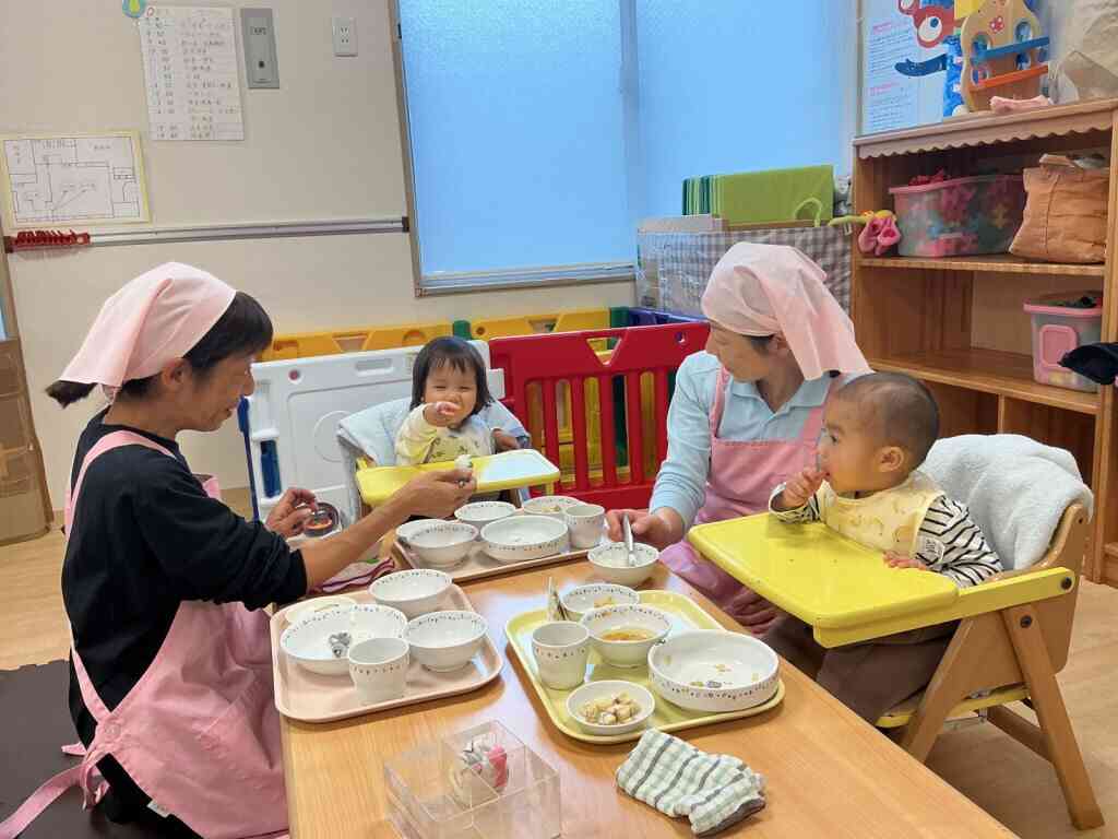 みんなで給食おいしいね！
