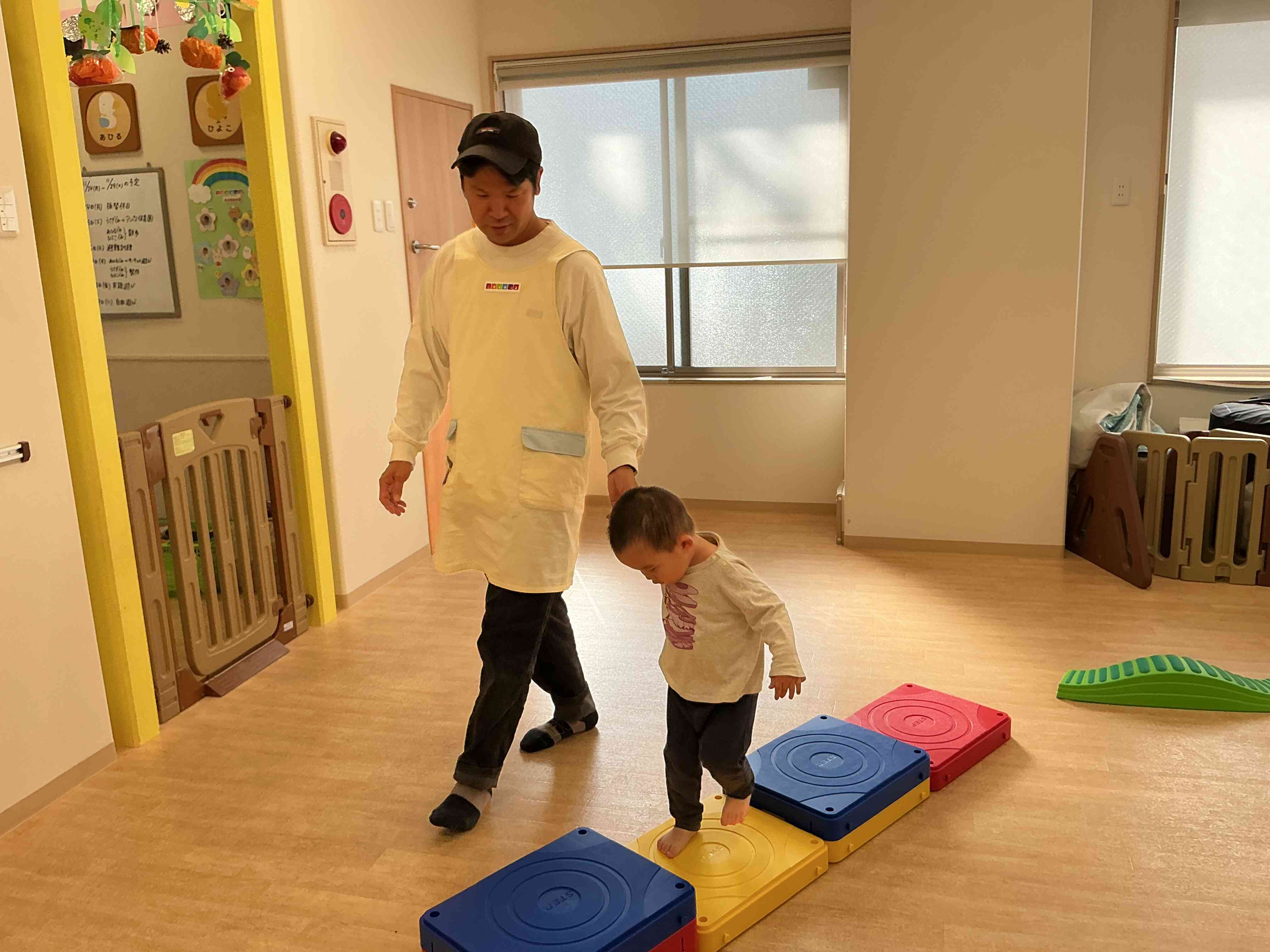 手をつないでくれたら安心!ゆっくり渡ろうね