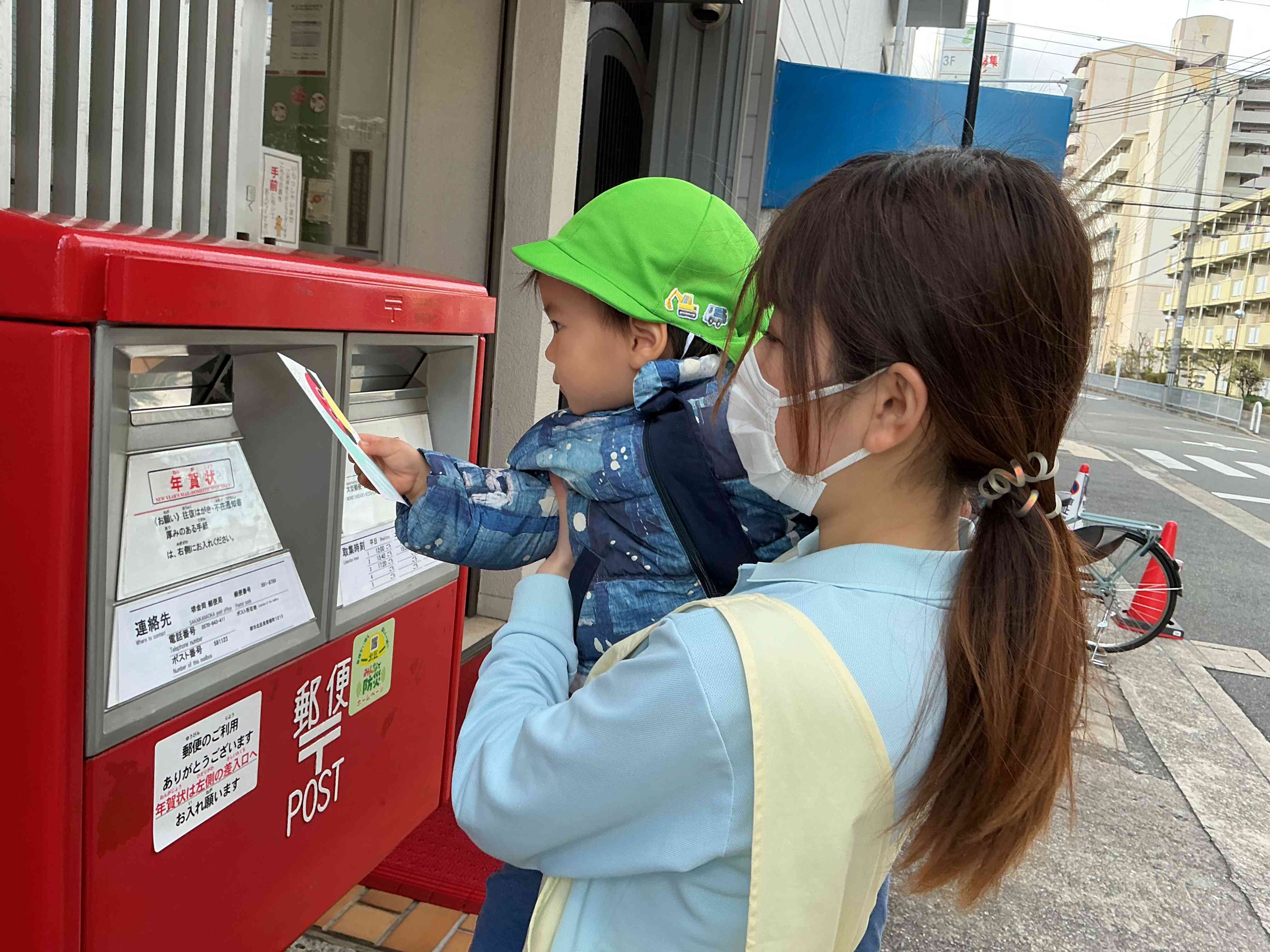 年賀状をポストへ