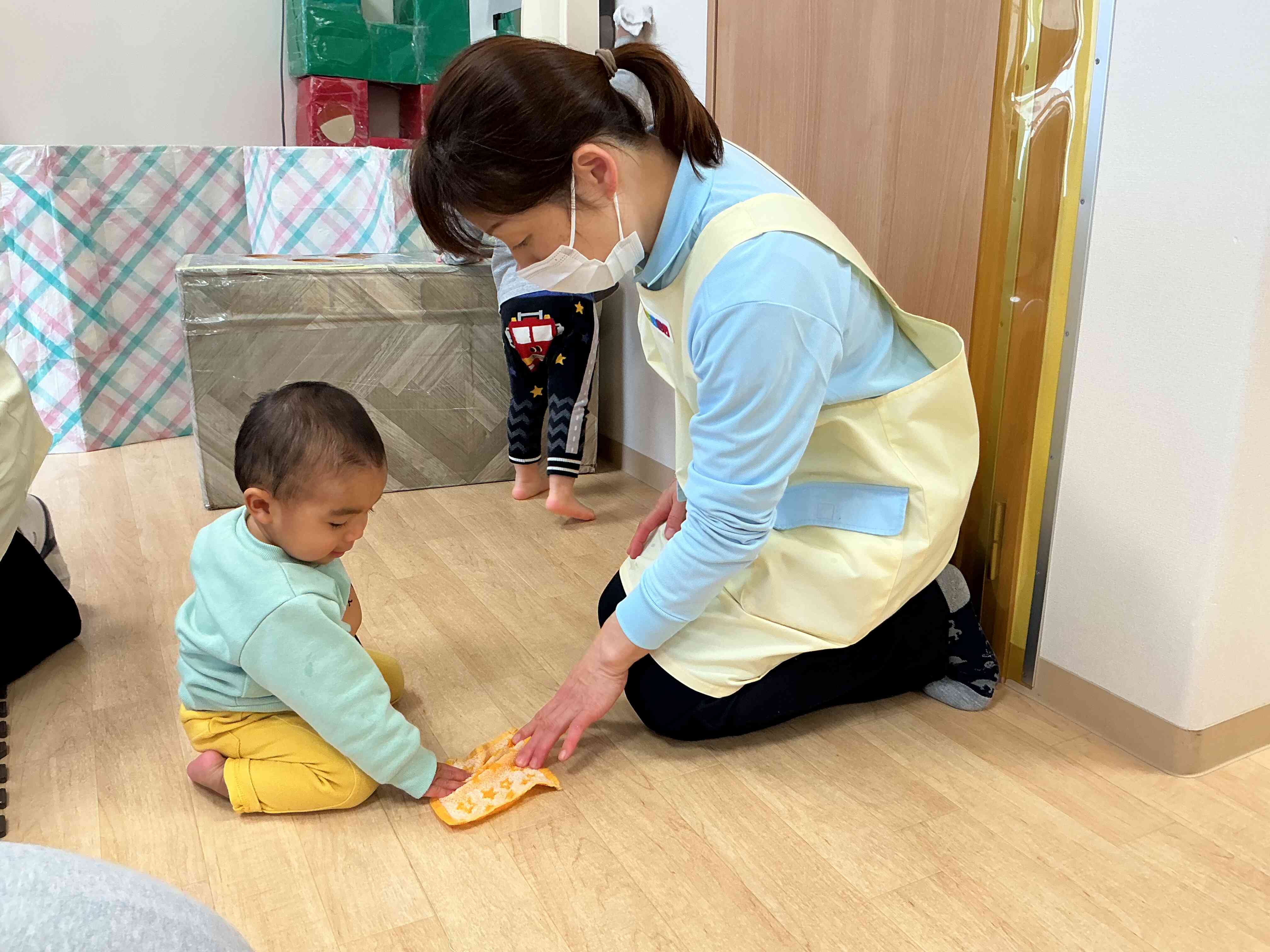 ひよこ組さんもお部屋をふきふき