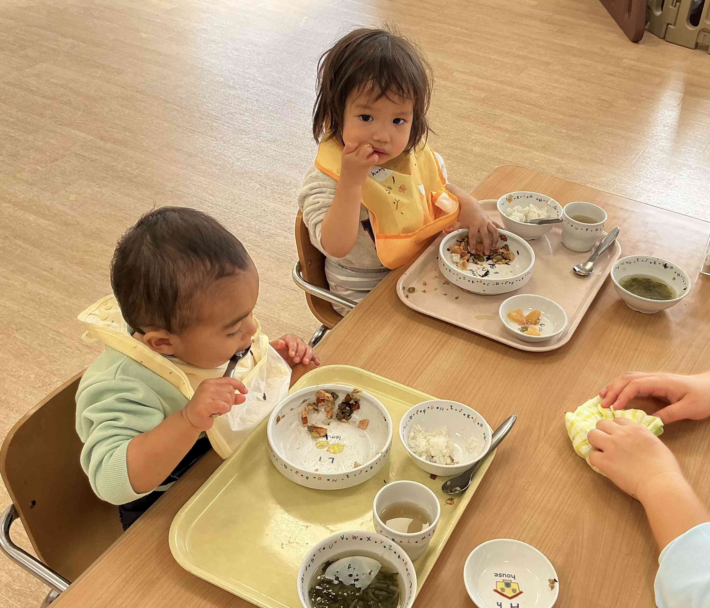 いっぱい遊んでお腹が減ったね！給食美味しいね！