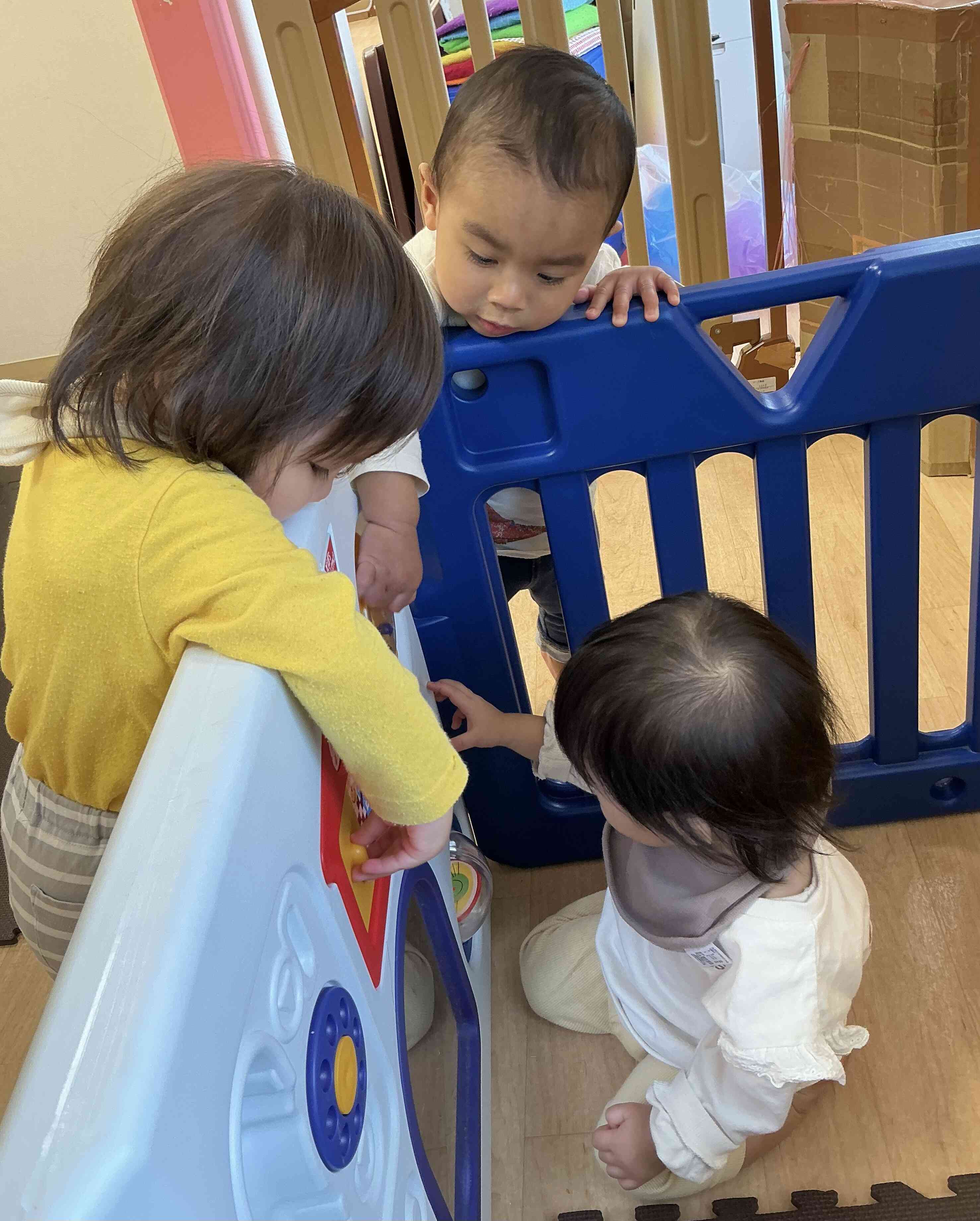 ひよこ組のお友だち♪仲良しだね。