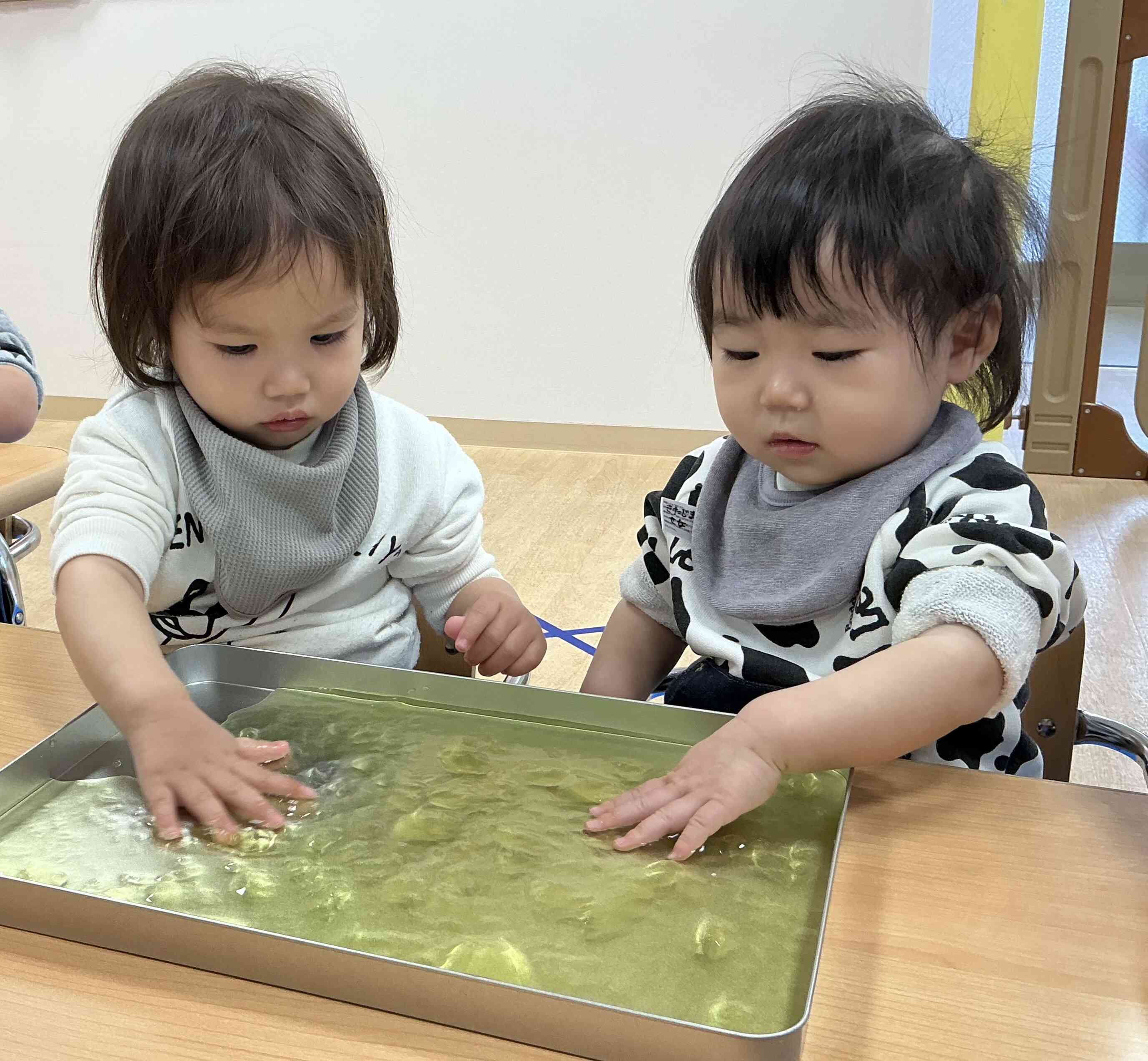 一緒にツンツン…