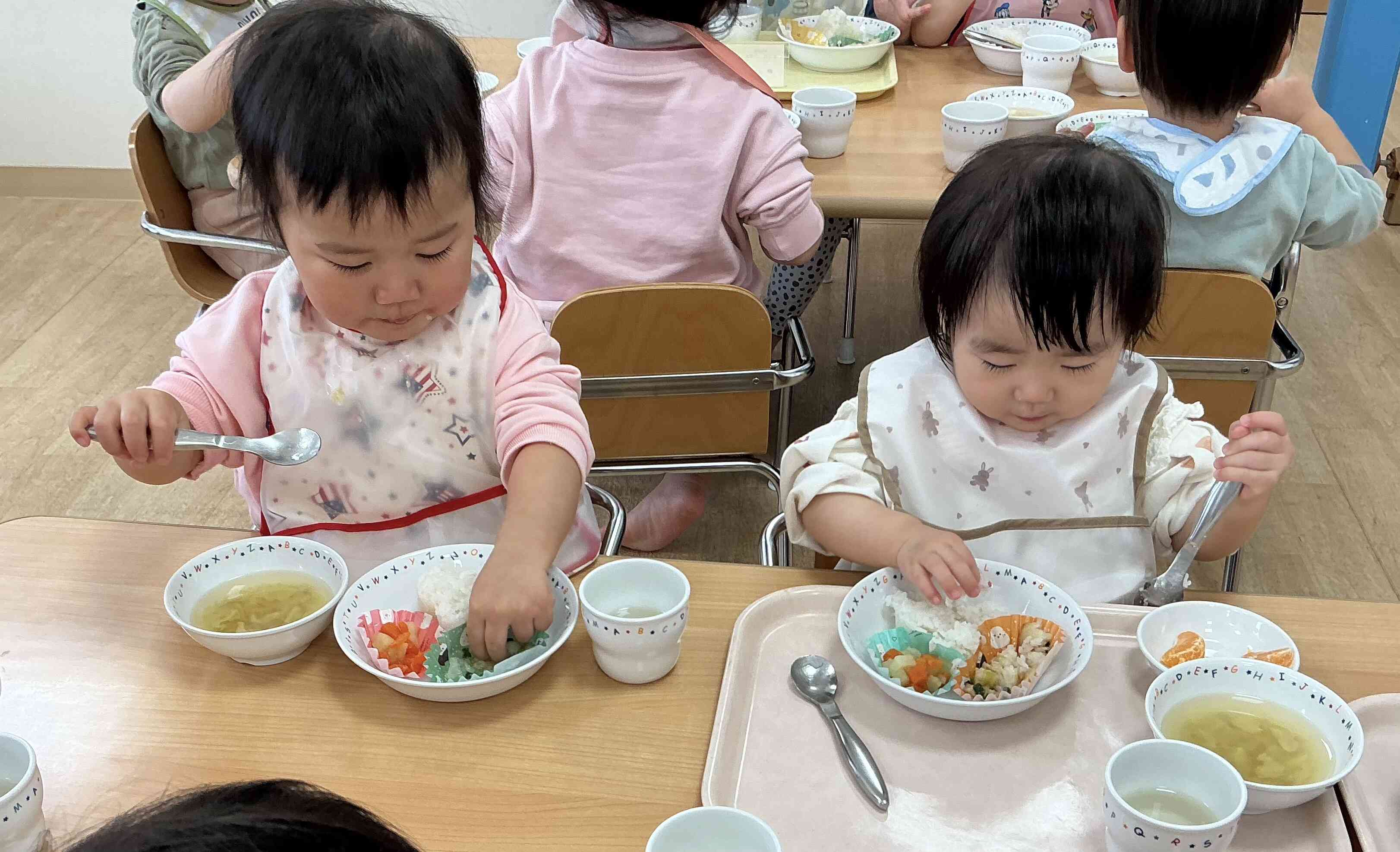 今日の給食はお誕生日会仕様でくまさんの形のご飯でした！