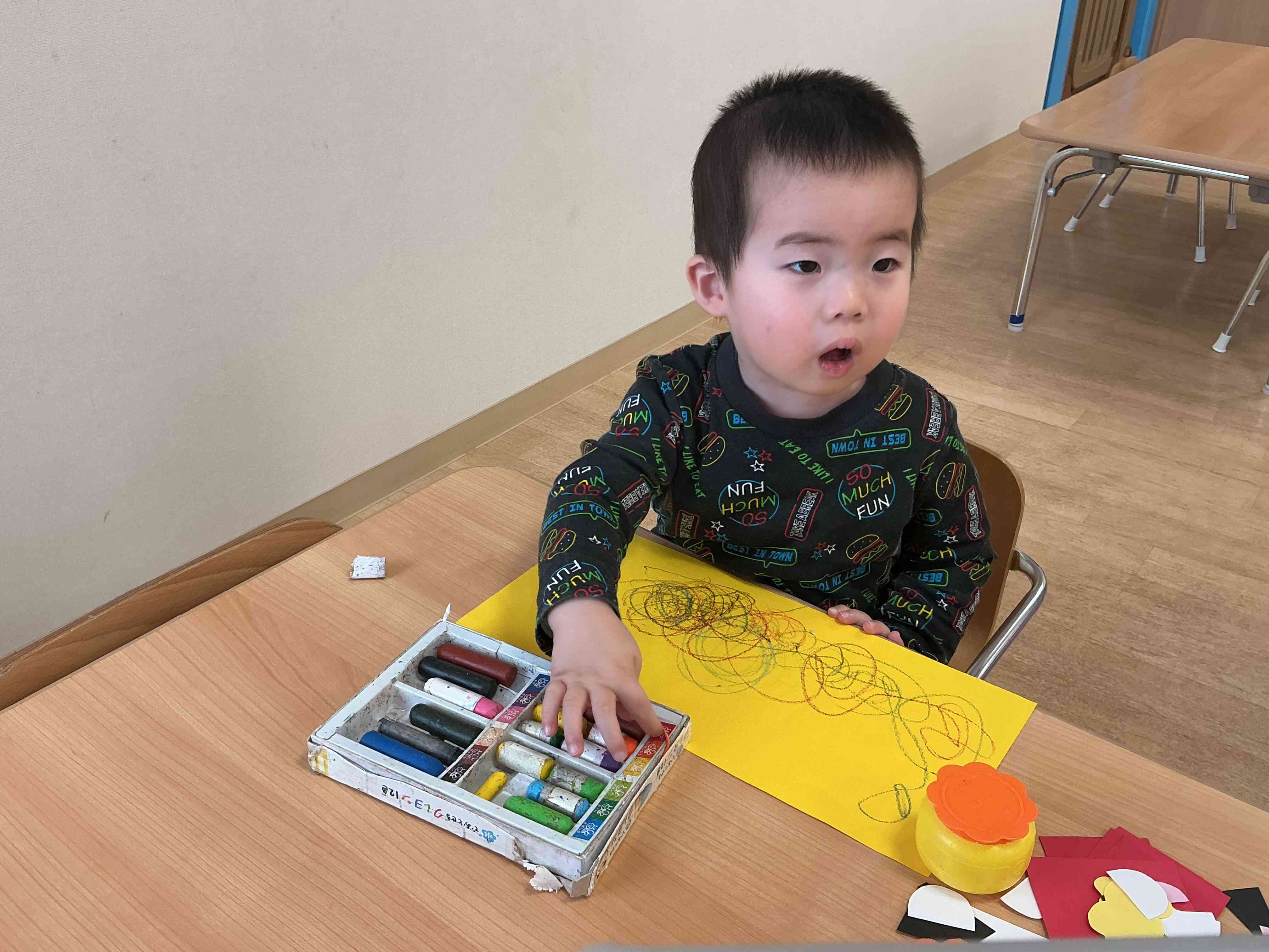 あひる組さんも一緒にお絵描き！