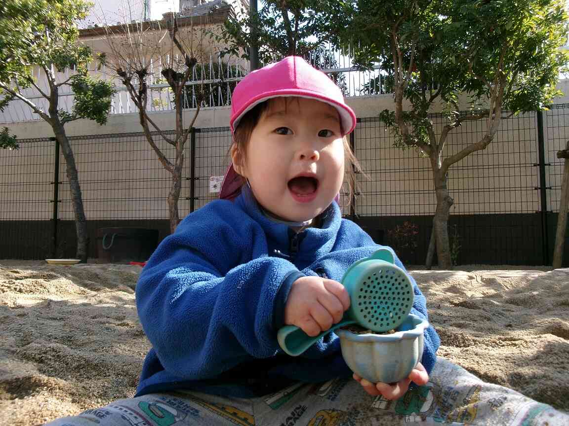 砂をモリモリ入れるよ～☆