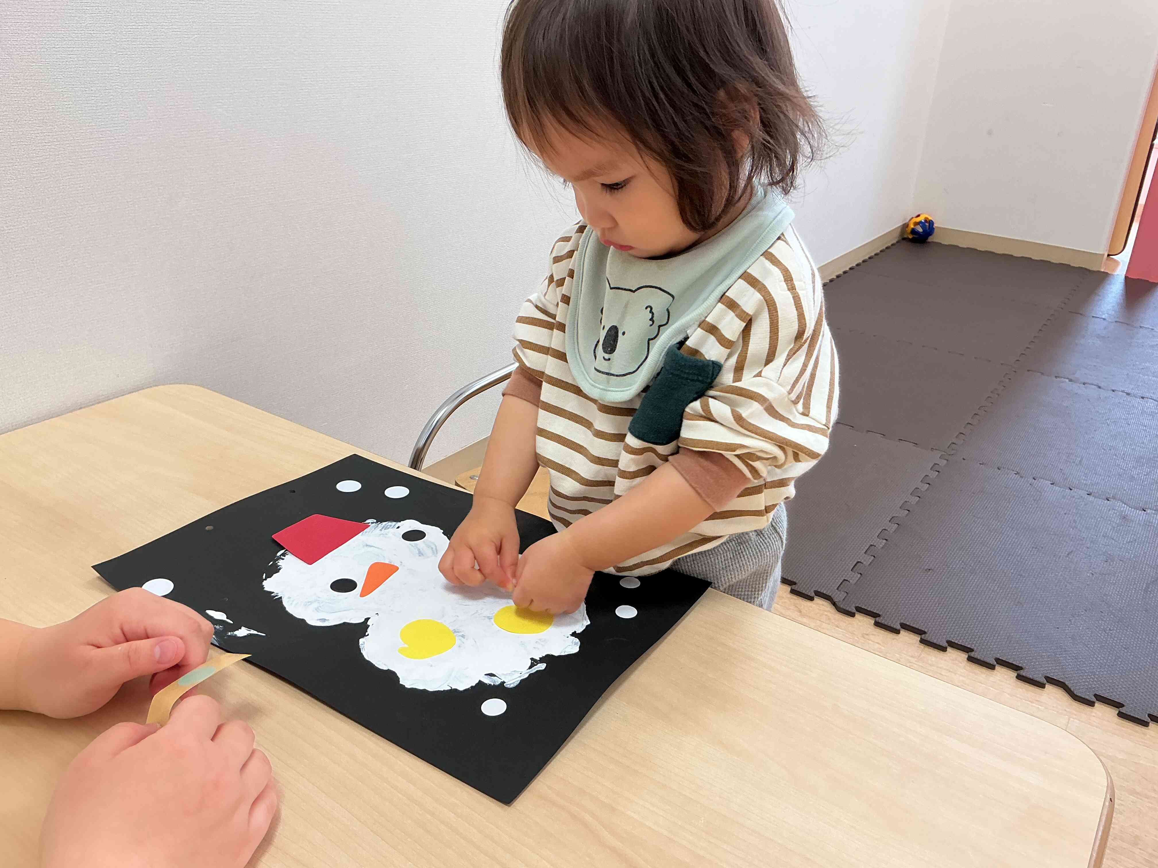 シールをペタペタペタ！