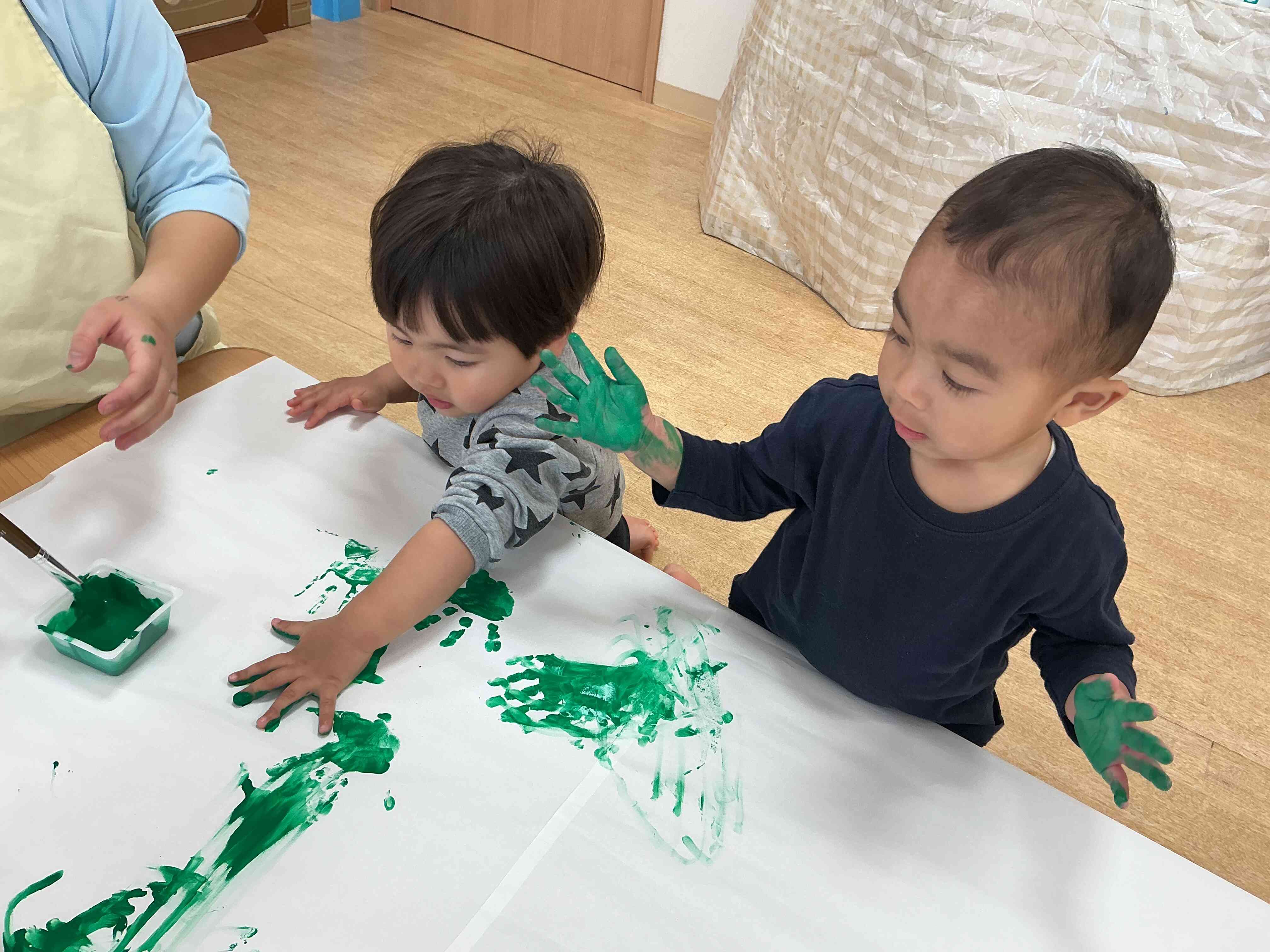 手形ペタペタ楽しいね♪