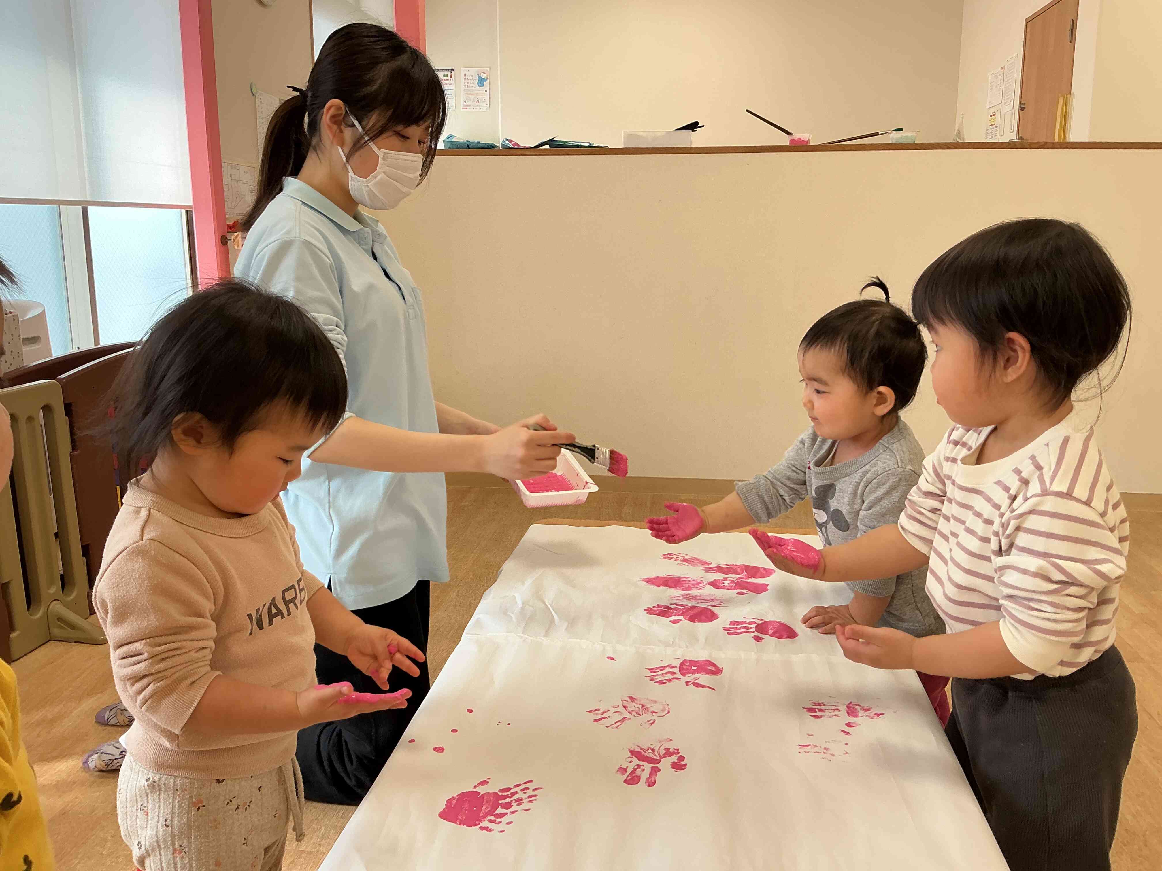 先生〜絵の具塗って〜!