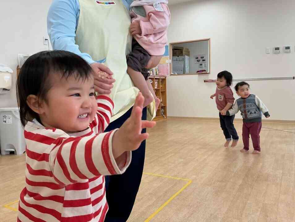 おててを繋いで歩くよ～♪