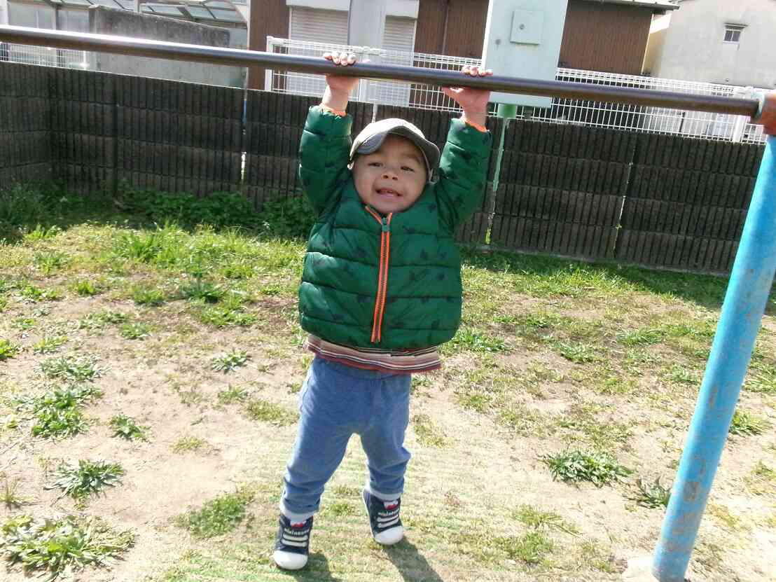 鉄棒にぶら下がってにっこりだね！