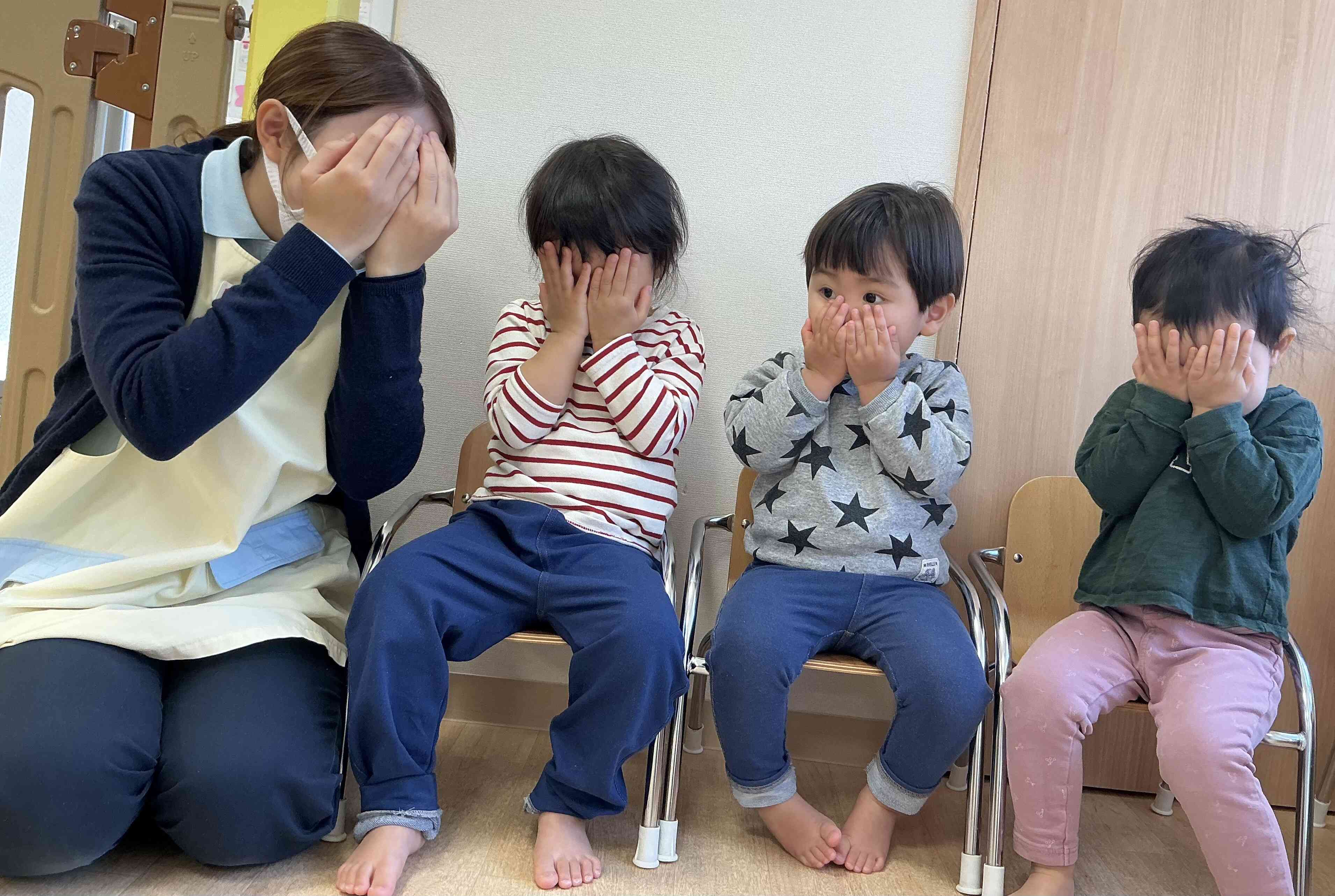 先生と一緒にいないいない・・・