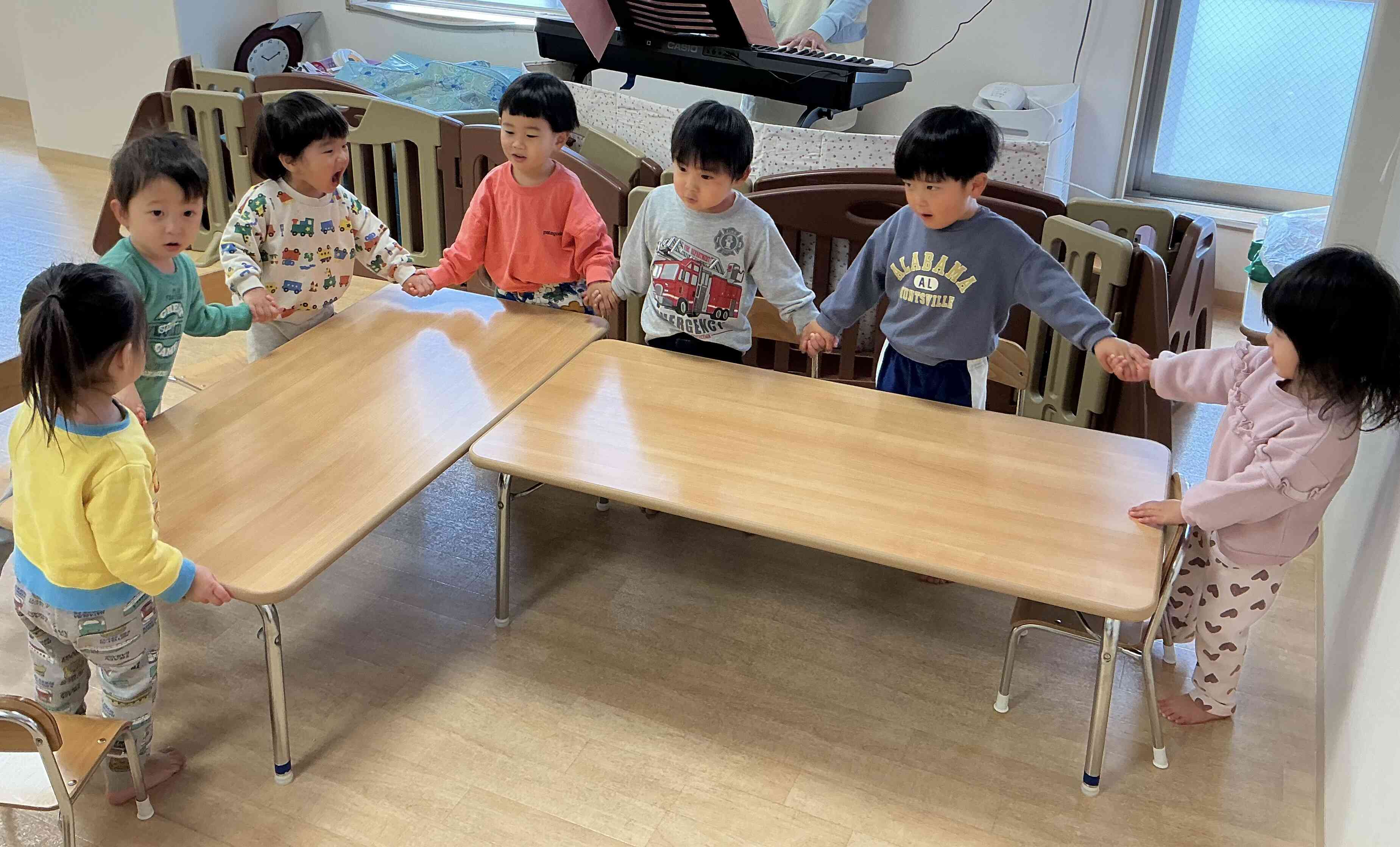 朝のお歌も手を繋いで歌ったよ