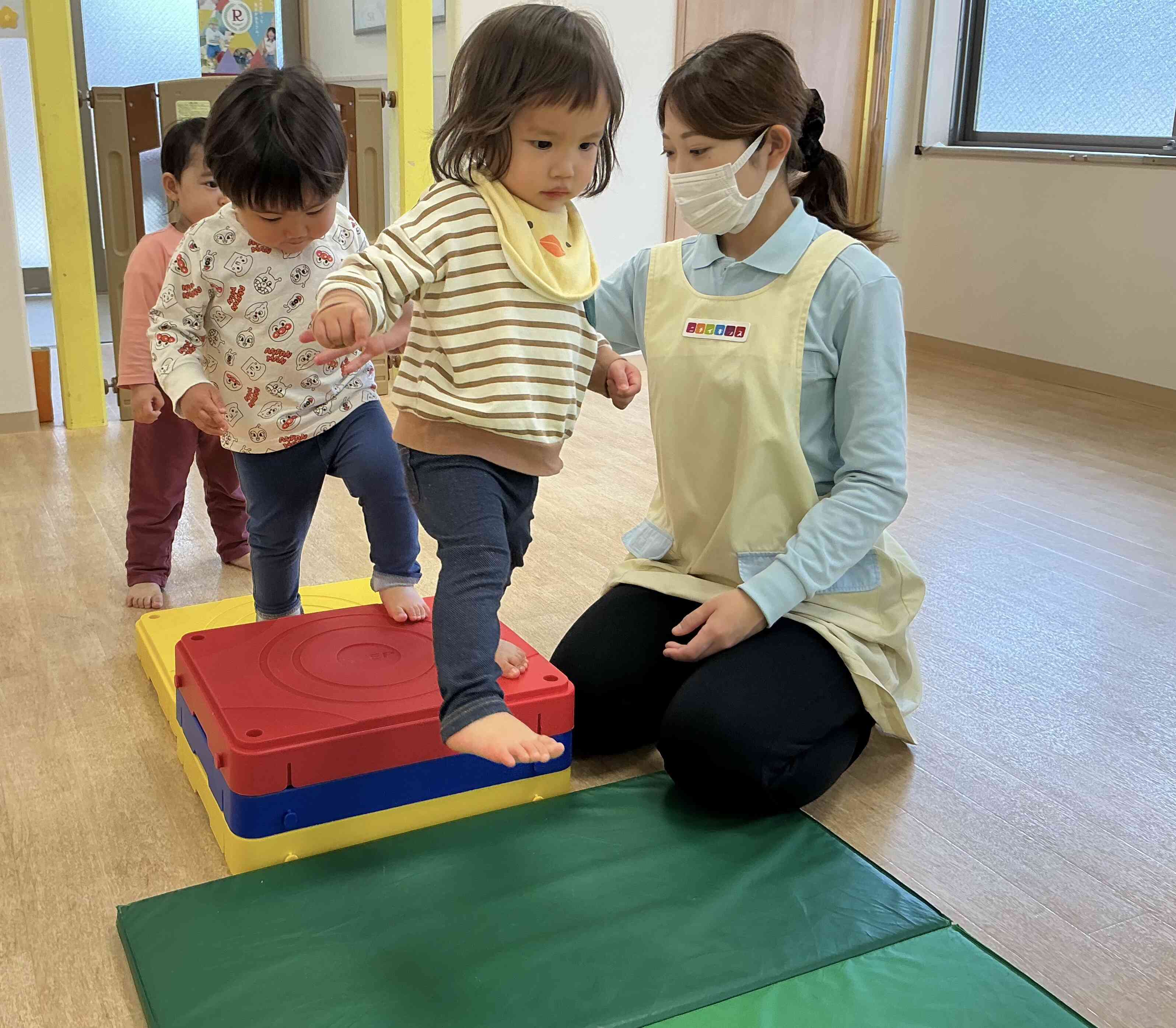 台の上にのぼってジャンプ!!