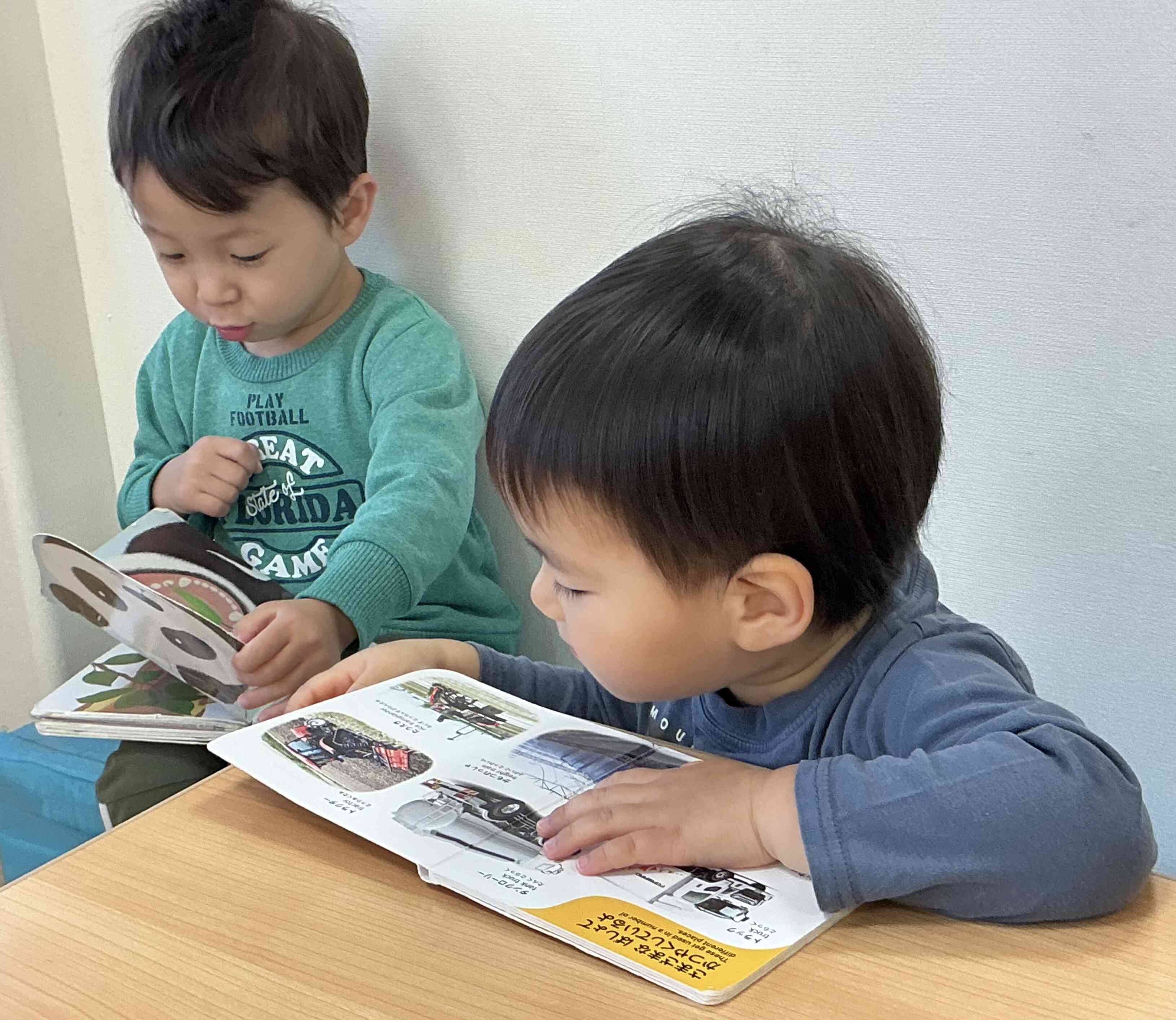 どんな絵本を見ているのかな？