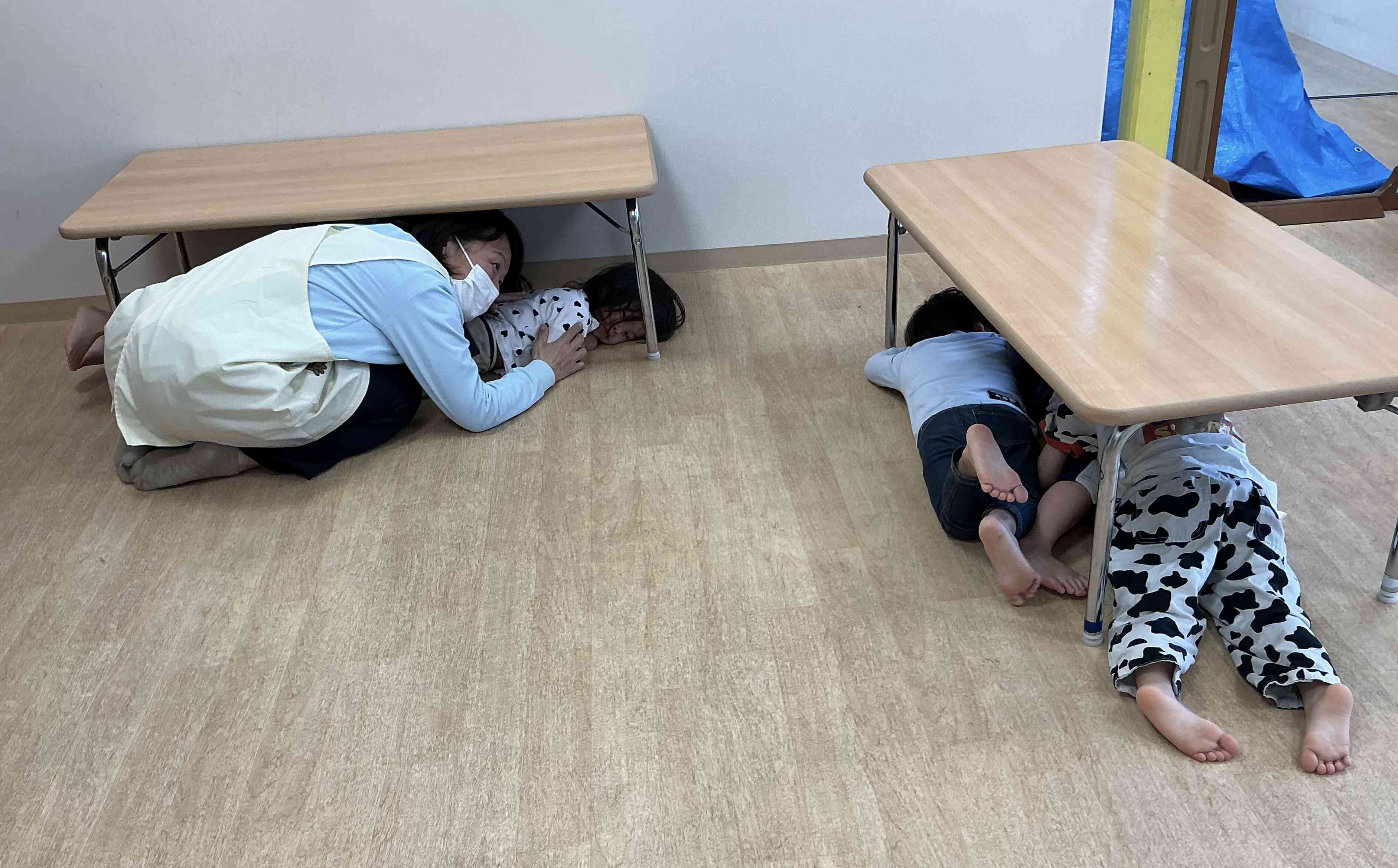 机の下に避難しよう！