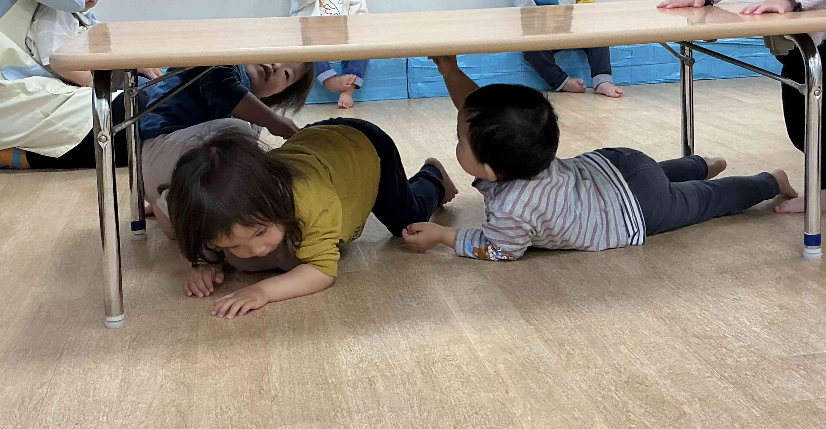 避難訓練では、上手に机の下に隠れることが出来ました！