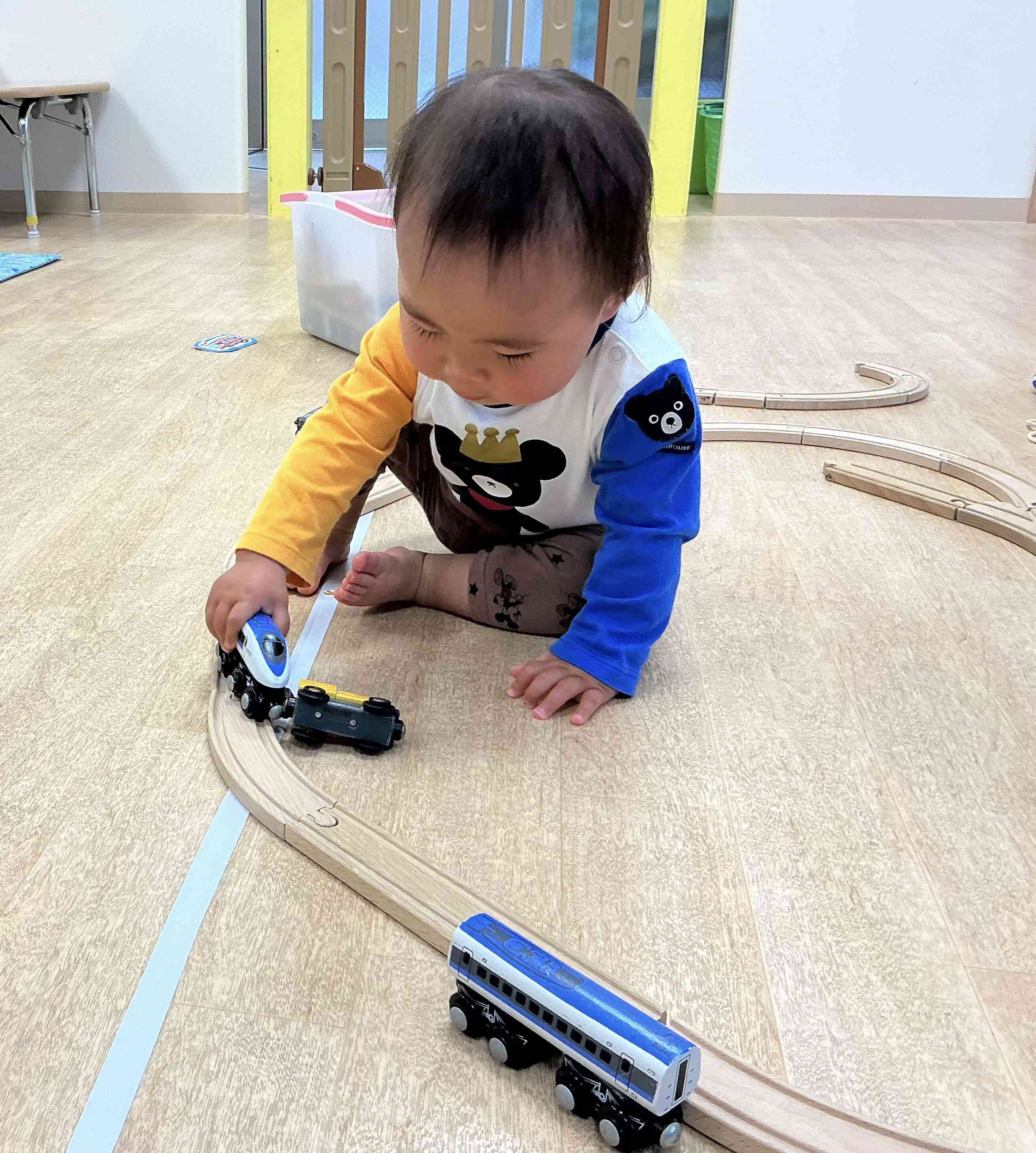 電車遊び楽しいなぁ〜!ガタンゴトーン!!